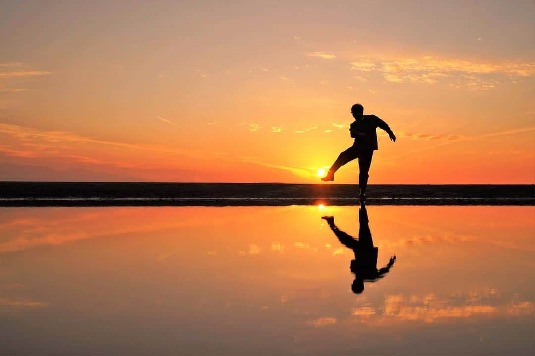 南原清隆のインスタグラム：「夕日と戯れる男達 （意外と夕日は熱く無かったです） この父母が浜では時間がゆっくりと流れています。 そして誰でも映え写真を撮れる奇跡の浜、お薦めよ😄 （32才のOLより）  #父母が浜 #南原清隆 #松陰寺太勇  #小田さん撮り」