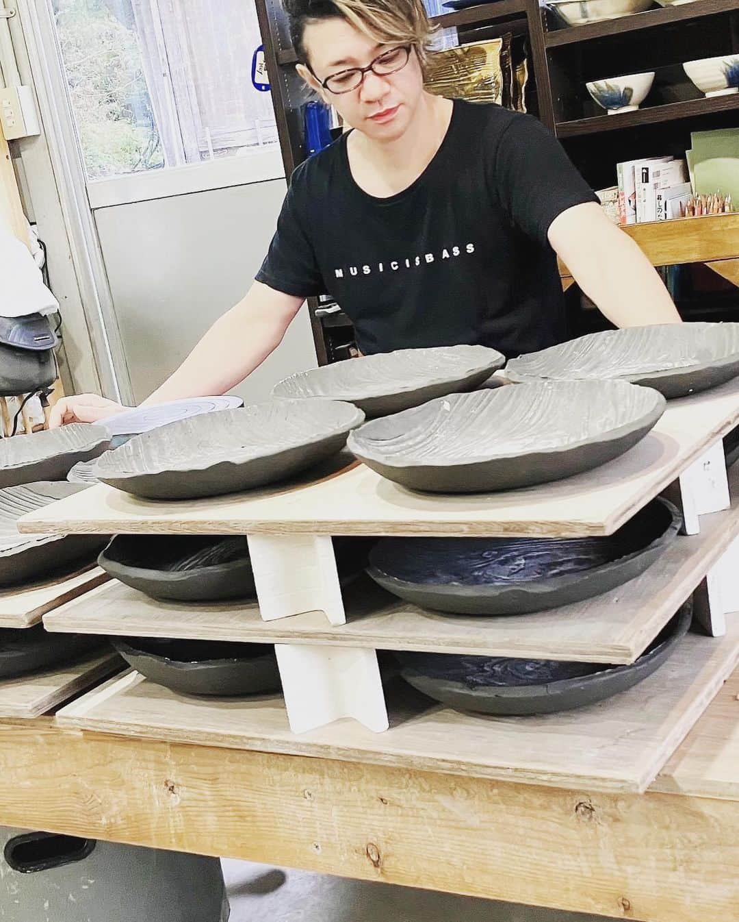 NATCHINのインスタグラム：「2022年10月下旬、宮城県大崎市にある「Art-Glaze 田尻大沢窯」で製作した『なっちん皿』の販売を開始しました。  たたら製法で成形をした後に乾燥させて素焼き。その後に釉薬(うわぐすり)で色付けし1230度の高温で本焼きを行い完成。  角皿、丸皿、小皿の3種類でお正月の食卓を賑やかにしてみては、いかがでしょうか？  yakkun.shop」