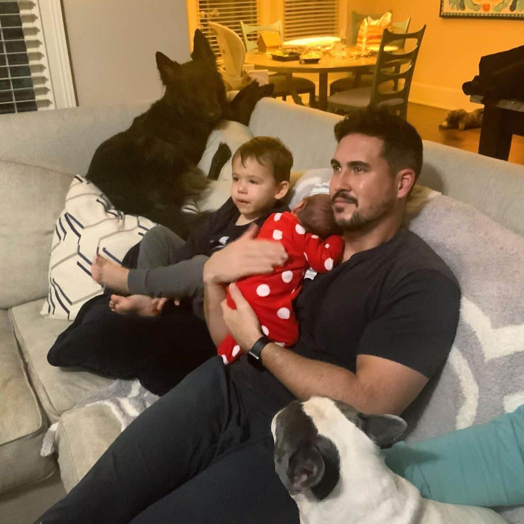ジョッシュ・マレーのインスタグラム：「Watching ‘Home Alone’ with my niece and nephew 😍 … and my doggies ☺️ #Kevinnnnnnnnn」