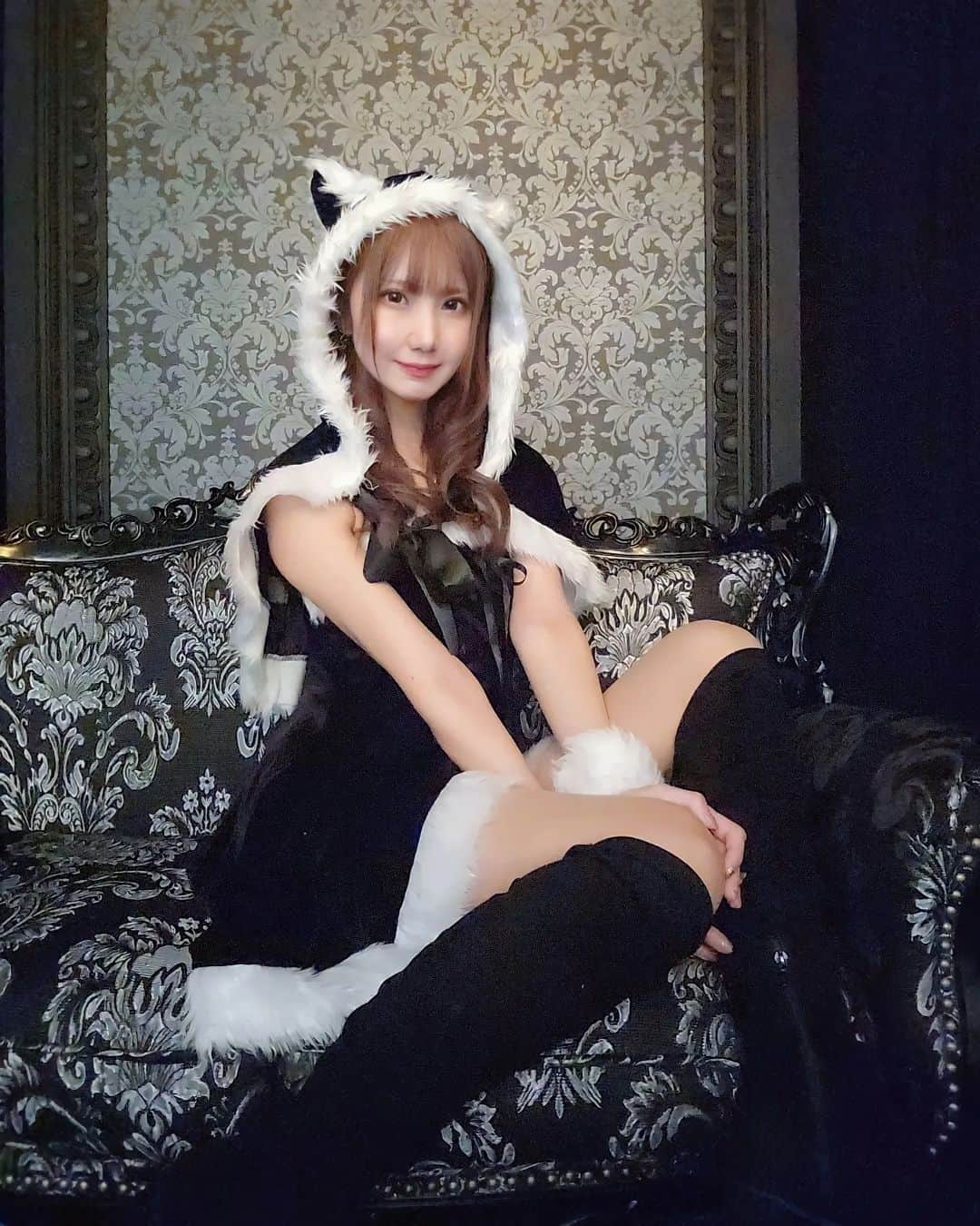 片瀬亜乃のインスタグラム：「メリークリスマスイヴ🎄💕 ブラックねこサンタだよ😈  素敵な夢を✨  #クリスマスコス #猫耳 #cosplay  #CHRISTMAS」