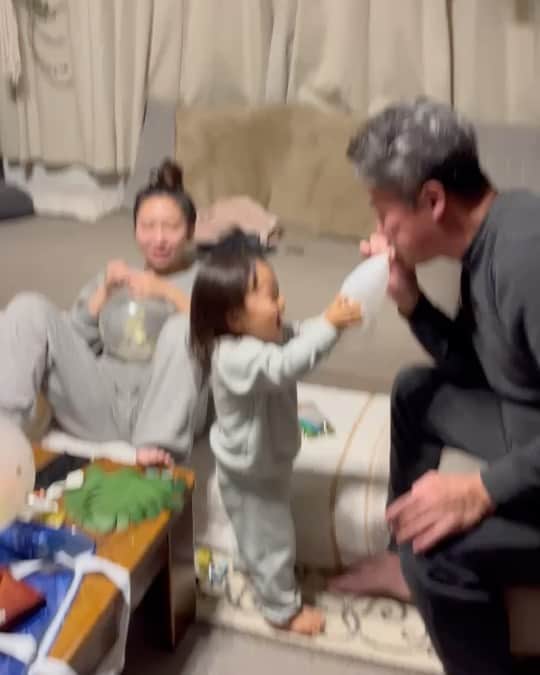 大石ほのかのインスタグラム：「時差投稿ですがお誕生日前日の風船作りの様子🎈  らいさんこの日夜中3時まで起きてた笑  楽しかったね♡」