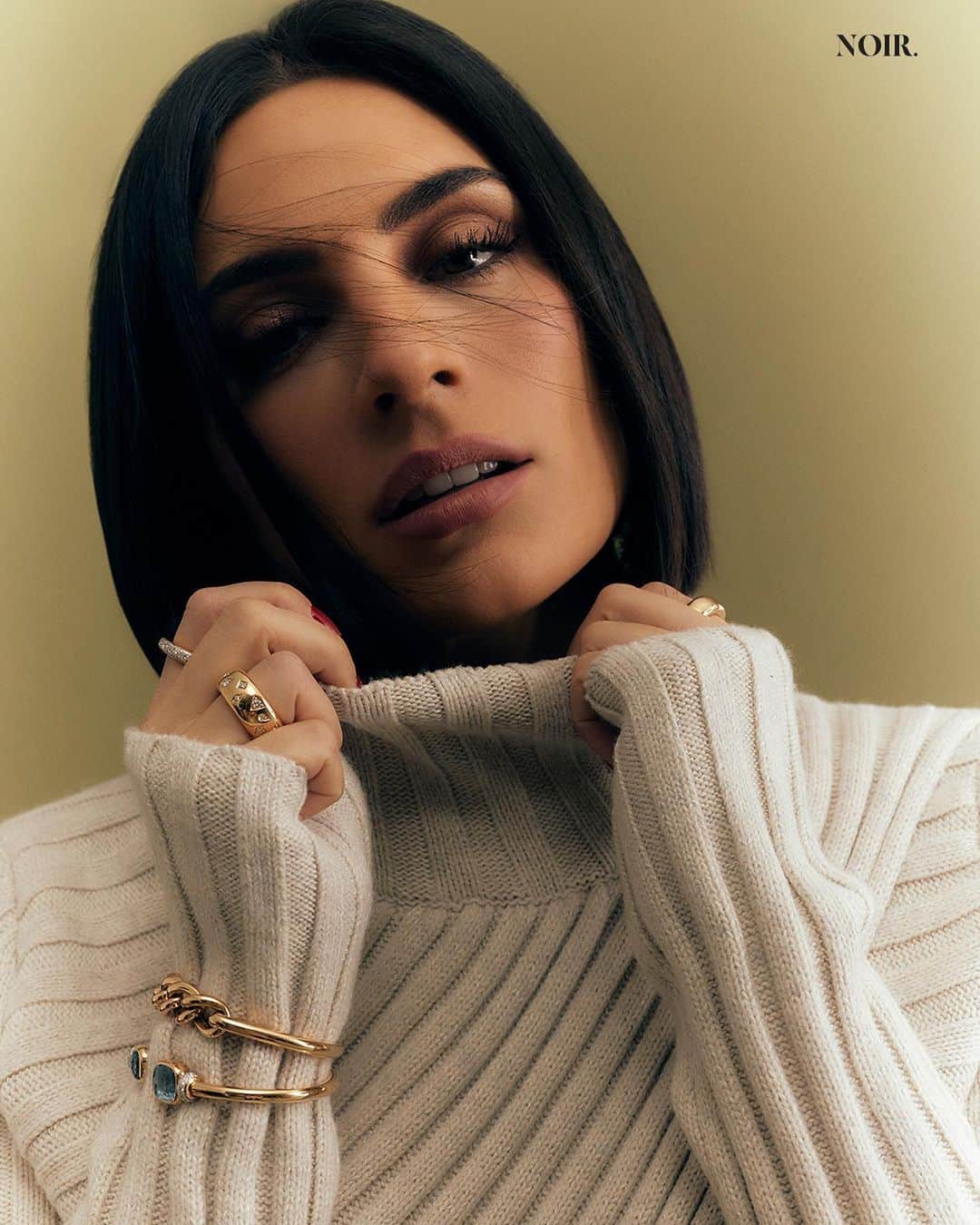 Ana Brenda Contrerasのインスタグラム：「“La magia que siento en el escenario o en una buena escena cinematográfica, no la he sentido en ningún otro lugar”, nos compartió la actriz @anabreco , quien en sus distintas apariciones dentro del cine y la tv, ha adoptado múltiples facetas. Para las páginas de Noir, mostró un lado muy arriesgado, pero a la vez pulcro, demostrando su habilidad interpretativa y pasión por la actuación en un shooting donde destacan las tonalidades terrosas.   Créditos:  Director editorial: @gerardangulo Realización: @sergio.valenzuelach Fotografía: @Carlos_ruizc Maquillaje: @ger.parra Peinado: @gabiokka Asistente de moda:  @michortizand Asistente de foto:@eugenio_vargaci」