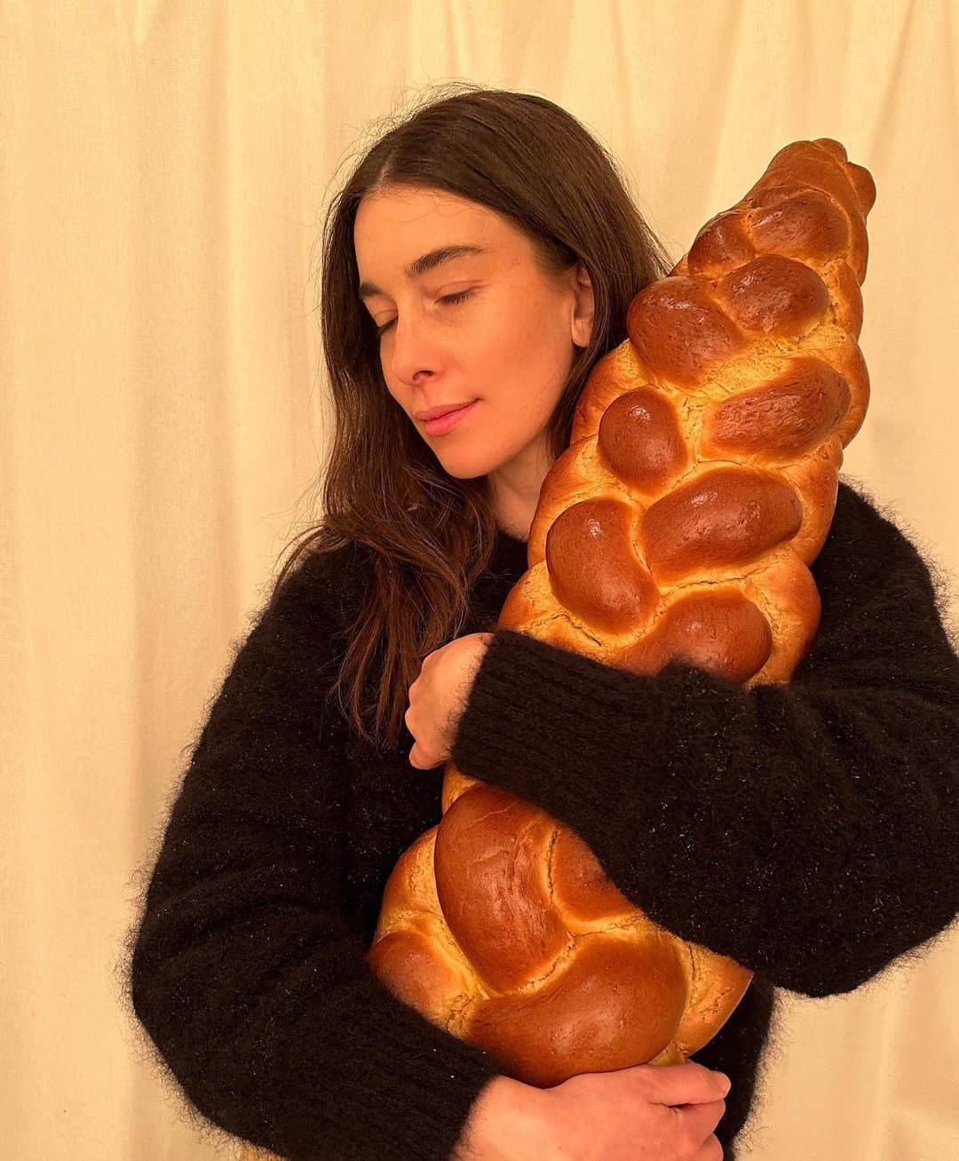 ダニエル・ハイムのインスタグラム：「chappy chanukkah challah」