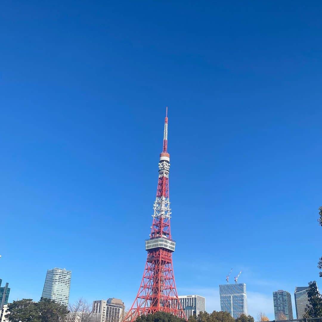 板谷由夏 のインスタグラム：「おはよう東京。 ハッピーなクリスマス🎄を‼️ それにしても寒いです。 お身体に気をつけて。」
