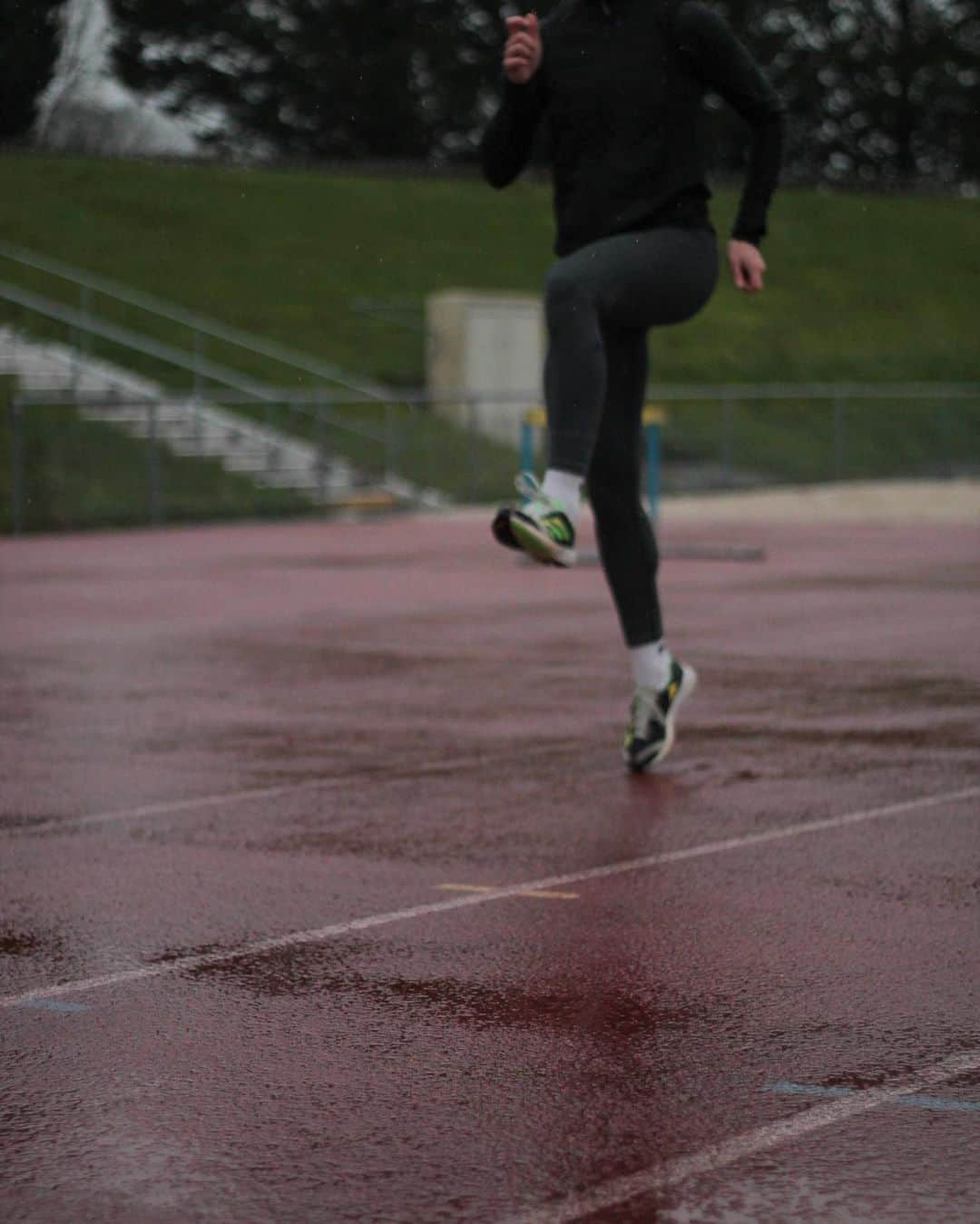 Amandine BROSSIERさんのインスタグラム写真 - (Amandine BROSSIERInstagram)「Mardi 20 décembre 500/400/300/200/100 Pointes Prime SP aux pieds  Sous la pluie  Avec les gars  Crédit photo: @cooknrun.energyfood  #run #winter #trackandfield #sprint #running #athletics #rainyday」12月24日 0時42分 - amandine.brossier