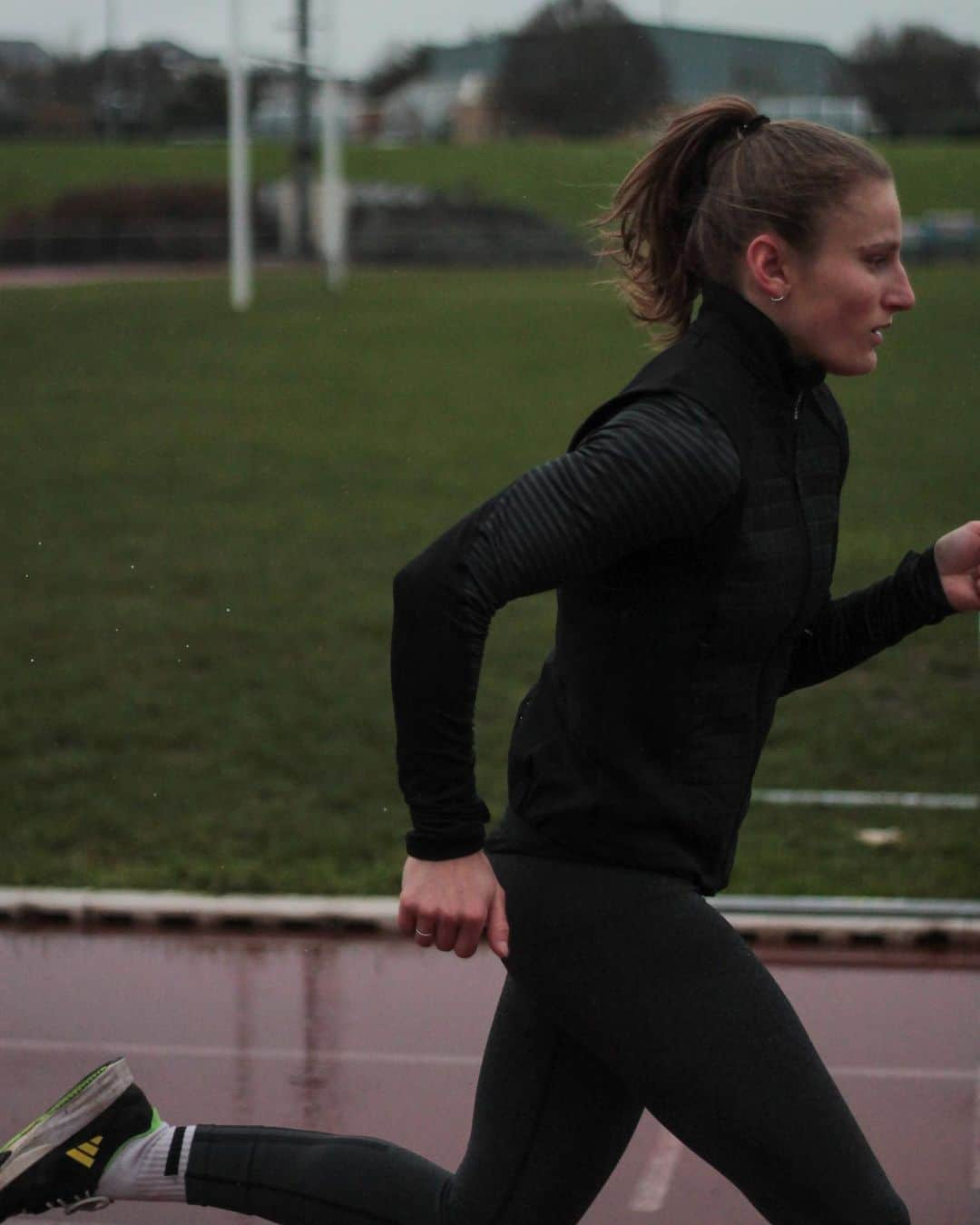 Amandine BROSSIERのインスタグラム：「Mardi 20 décembre 500/400/300/200/100 Pointes Prime SP aux pieds  Sous la pluie  Avec les gars  Crédit photo: @cooknrun.energyfood  #run #winter #trackandfield #sprint #running #athletics #rainyday」