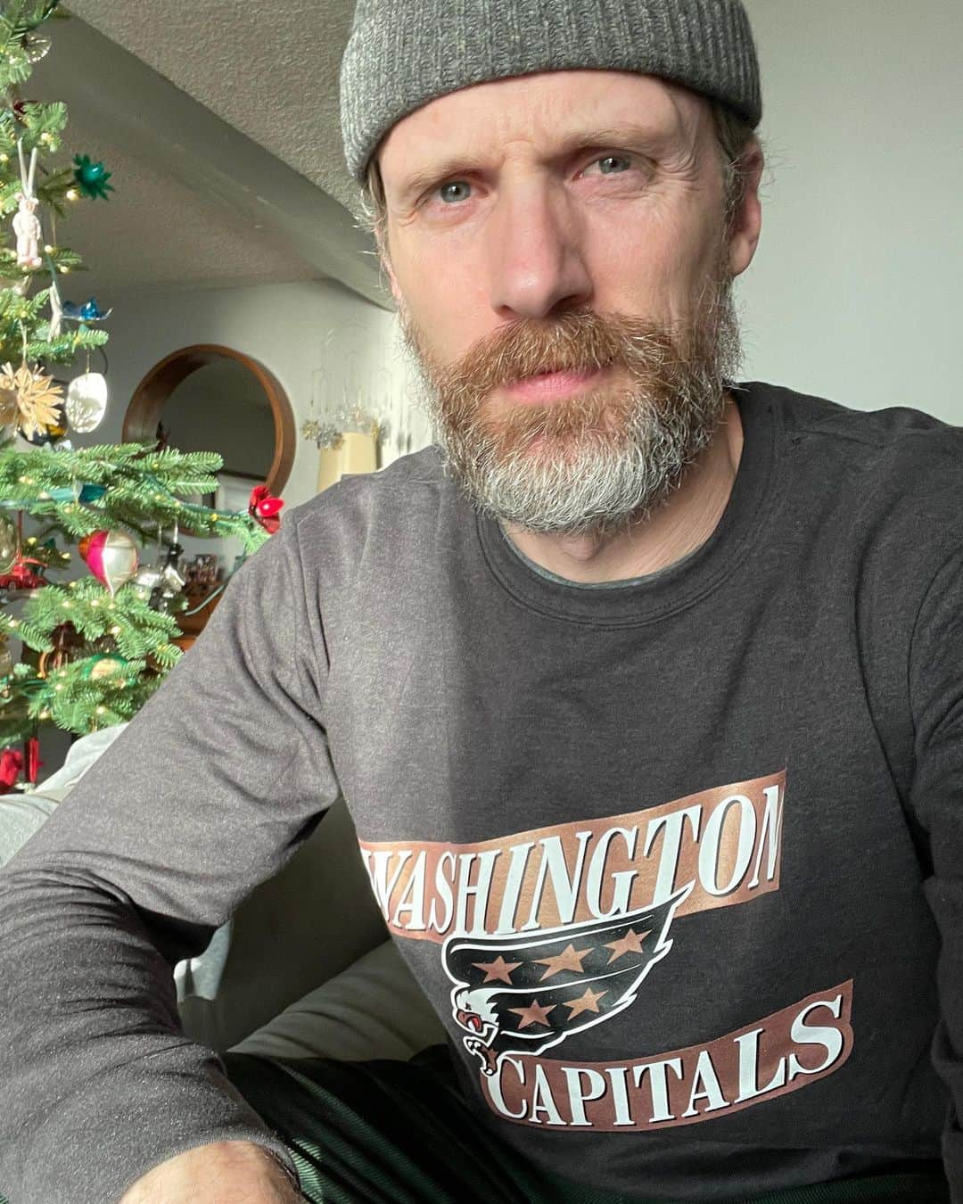 テディ・シアーズのインスタグラム：「Big thanks to The @capitals for the slick #ReverseRetro threads. Updating the screaming eagle in fine fashion. #GoCaps and Go Ovi 🏒🥅🚨 Happy holidays everyone! #AllCaps」