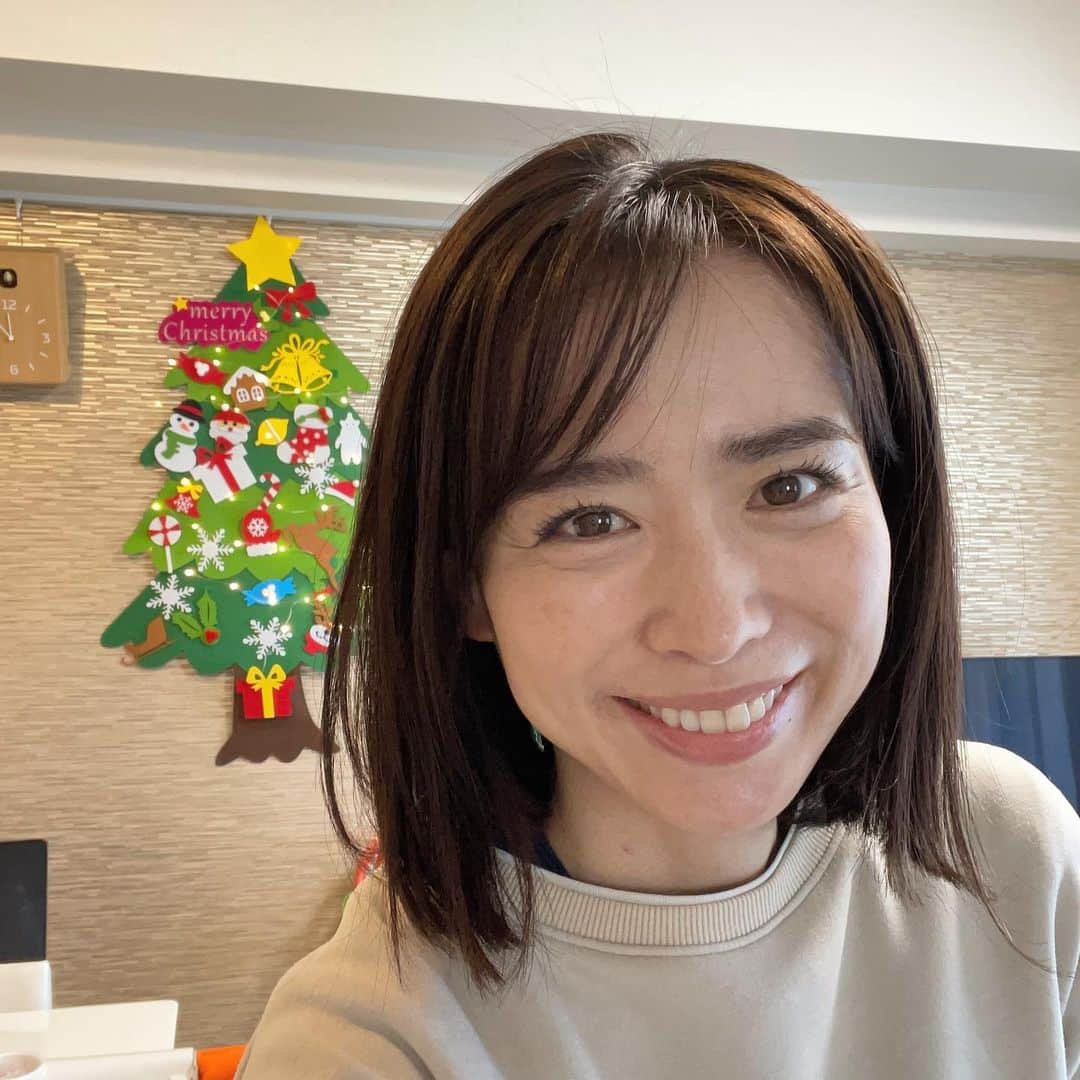久保順子のインスタグラム：「🎄2022間も無くクリスマスですね❣️ 今年は1歳の次男がいるので、ツリーは出せず😭、(破壊されます…😅) 我が家の壁には、クリスマスツリーがぶら下がってます（笑） 根っこが見えてるので…前向きなイメージはラピュタです😂😂😇(誰か同調して‼️)  息子たちへママからのクリスマスプレゼント🎁は本❣️っと決め、ウキウキ用意しに書店に朝イチで出掛けると、沢山の親子がお買い物に来ていました。 みんな同じ気持ちなのかな？ 紙がやっぱり良いんだなぁーなんて、幸せを勝手に共有した朝でした☺️☺️ でも、投稿は夜なので…おやすみなさい💤🤭」