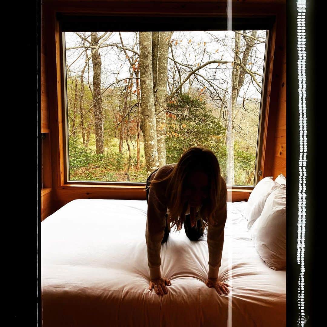 ジョアンナ・ブラッディさんのインスタグラム写真 - (ジョアンナ・ブラッディInstagram)「Winter getaway ➡️➡️ ❄️🌲🧣 . . . . . . #travel #winter #cabin #camping #camp #love #freddiestroma」12月24日 1時42分 - thejohannabraddy