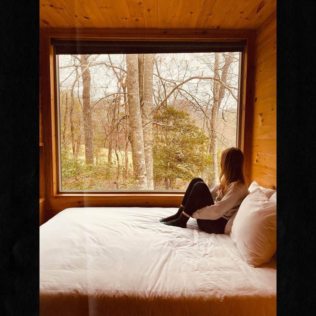 ジョアンナ・ブラッディのインスタグラム：「Winter getaway ➡️➡️ ❄️🌲🧣 . . . . . . #travel #winter #cabin #camping #camp #love #freddiestroma」