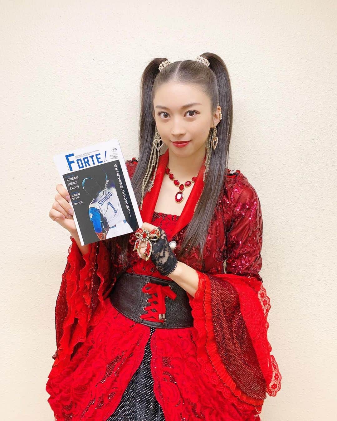 のインスタグラム：「♡ ♡ ✨✨LOVE❤️新庄✨✨ 🐻🐻🐿🦊 🌈⚾️『FORTE』2022年12月号⚾️🌈 発売中❣️❣️ぜひご覧ください💕 ♡ ♡  #LOVE新庄 ❤️ #北海道日本ハムファイターズ 💖 #lovefighters 🐻🐻🐿🦊 #モーニング娘22 #morningmusume22 #牧野真莉愛」