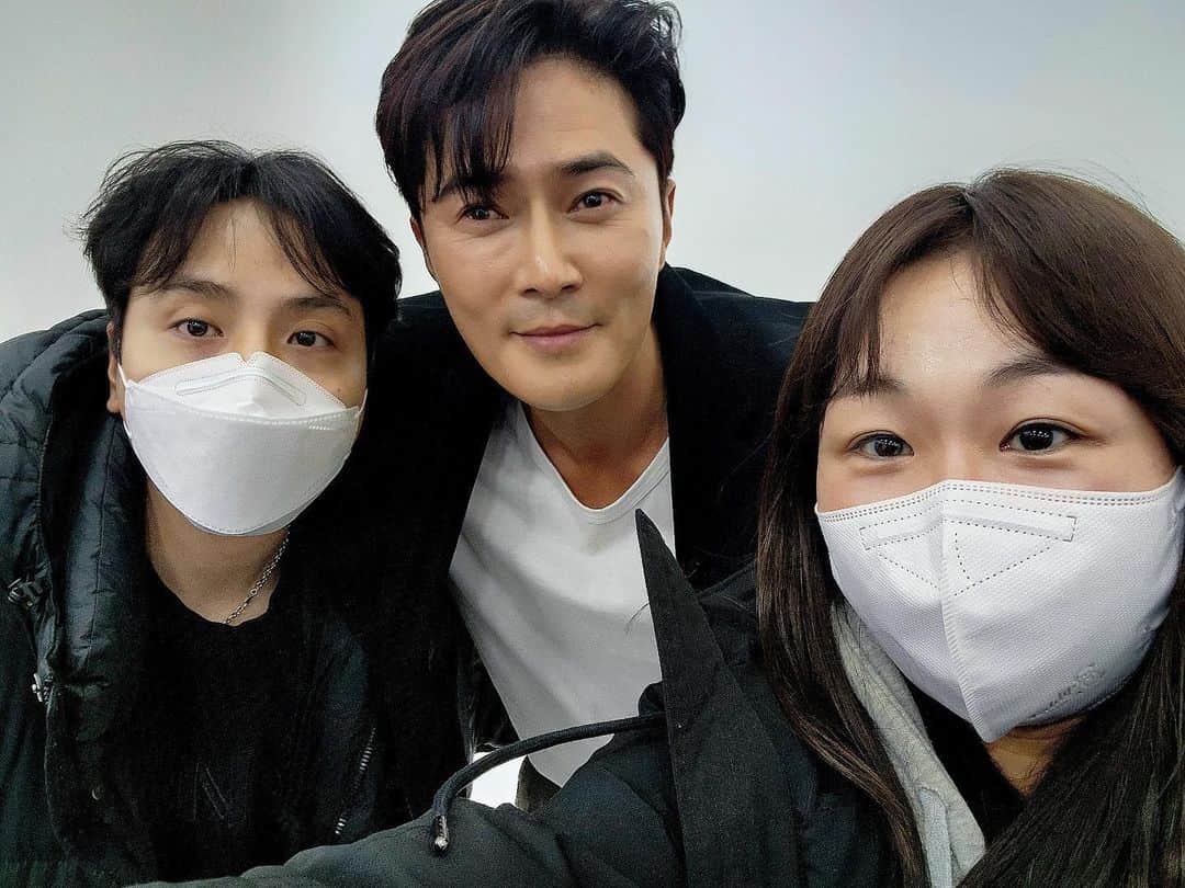 チョ・ドンヒョクのインスタグラム：「촬영후에 🎥 갑자기 송년회  내가 아끼고 좋아하는 내식구들과 함께 😊  올 해도 고생 많았어  내년엔 더 좋은 일만 있을거야 👍  우리 같이 열심히 해서 내년엔 시상식 갔다가 맛있는거 먹으러 가자 ~~ 😘  고맙다~~ 메리크리스마스 🎄」
