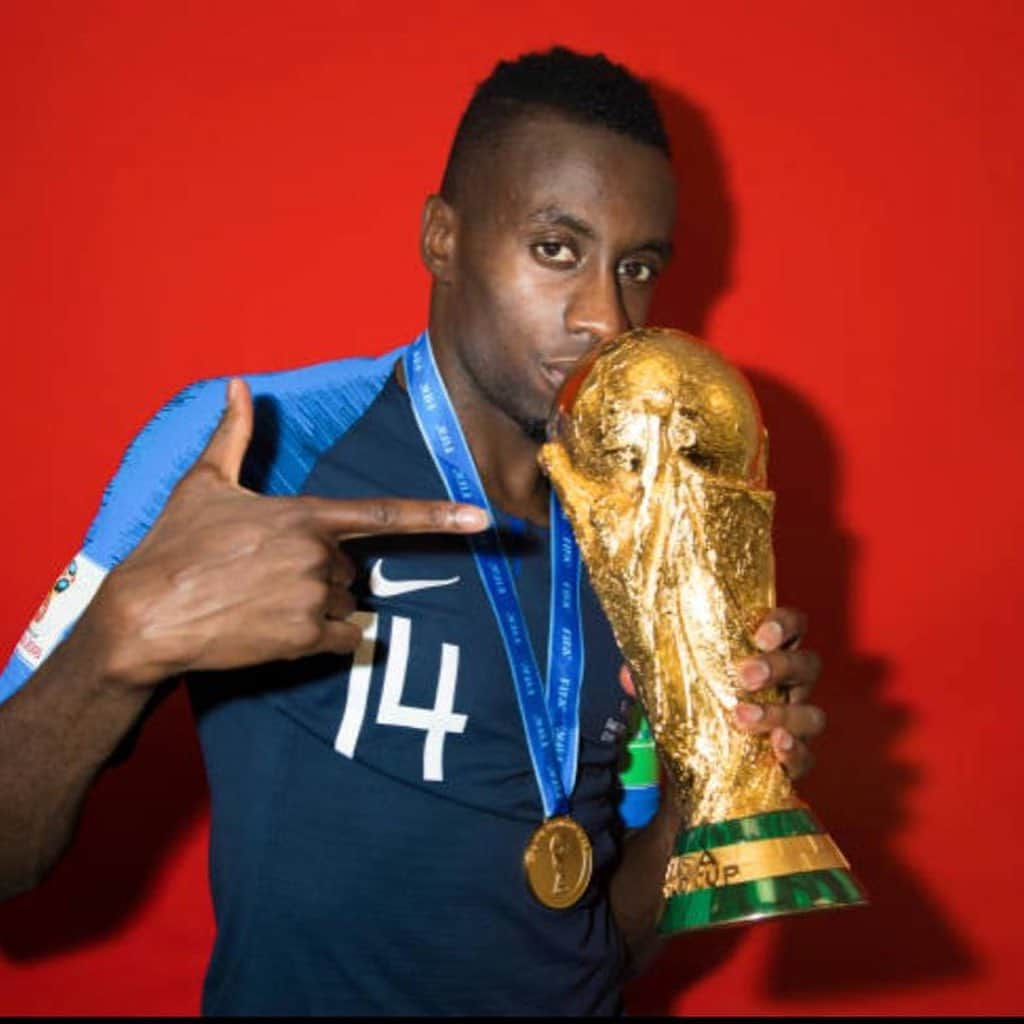 メディ・ベナティアさんのインスタグラム写真 - (メディ・ベナティアInstagram)「Champion @blaisematuidiofficiel tu es un Modèle de réussite!  Ta persévérance, ton  travail et tes sacrifices, t’ont permis de te rendre indispensable dans tes différents clubs.  Depuis l’INF jusqu’à la Juve où on s’est retrouvé, tu as toujours tout donner sur le terrain, tu resteras un exemple pour les générations futures.  Pleins de bonnes choses pour ta nouvelle vie mon frero 😘」12月24日 2時15分 - m.benatia5