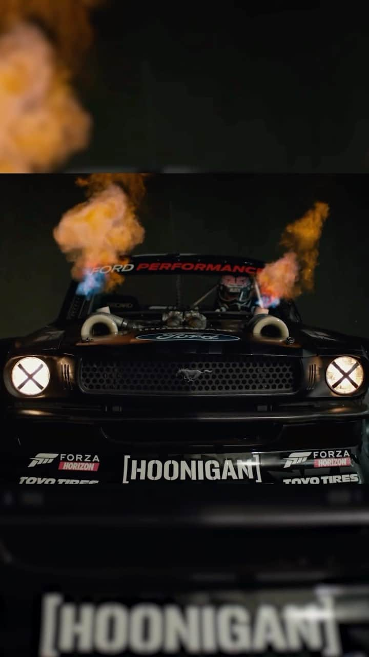 ケン・ブロックのインスタグラム：「What do you get when you have a 1400 hp, twin-turbo, flame-throwing V8 Hoonicorn, downtime on a film set (Gymkhana TEN) and a good friend remixing classic Christmas hits? A Hoonicorn Yule Log is what you get!! Don’t forget to make your TV—or any screen—a virtual fireplace this holiday season with a 2-hour montage of slow-motion Hoonicorn flame-throwing set to a remixed score of holiday classics by my good friend, @BrandenSteineckert. Click the link in my bio. #yulelog #HoonicornV2 #GymkhanaTEN」