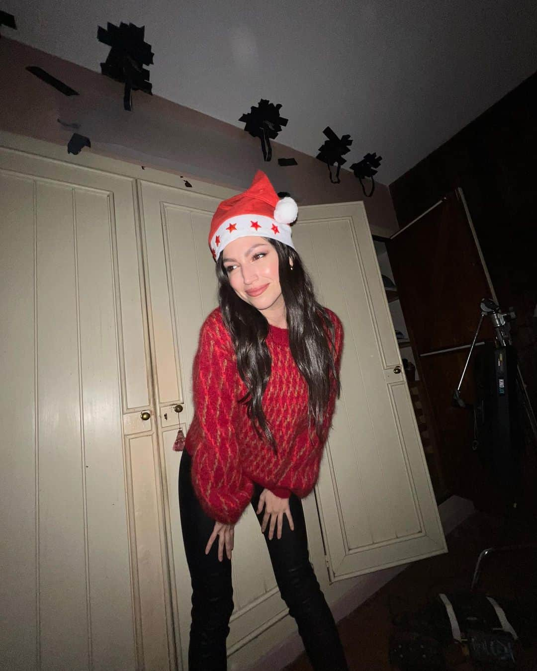 Úrsula Corberóさんのインスタグラム写真 - (Úrsula CorberóInstagram)「Felices Fiestas desde el rodaje de ElCuerpoEnLlamas 🫶🏻☄️ (tb me he dado con una viga en la cabeza y me he puesto a llorar pero de eso no tengo foto 🥲)」12月24日 2時58分 - ursulolita