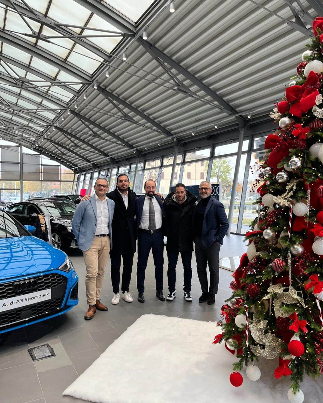 アンドレア・ドヴィツィオーゾのインスタグラム：「Buone Feste🎄🎅 @penske_italy @audizentrum.bologna  #AD #AD04 #AudiZentrumBologna #PenskeCars #Holiday #HappyHolidays #BuoneFeste」