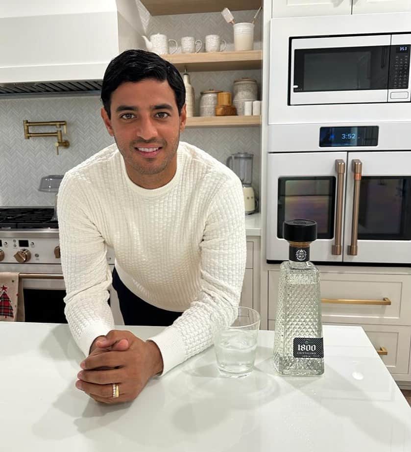 カルロス・ベラのインスタグラム：「This holiday season I’m celebrating by teaming up with @1800tequila off the pitch - the perfect tequila for gifting with taste this holiday season. You can win an autographed LAFC ball and bottle of 1800 Cristalino, through Reserve Bar, – my gift to you! #ad #1800Partner #1800Tequila  To enter follow @1800tequila , comment below using #1800sweepstakes and tag a friend before midnight on 12/23. Lucky winners will be notified by DM.  Must be 21+ to participate. Rules (link in bio): bit.ly/1800Sweeps」