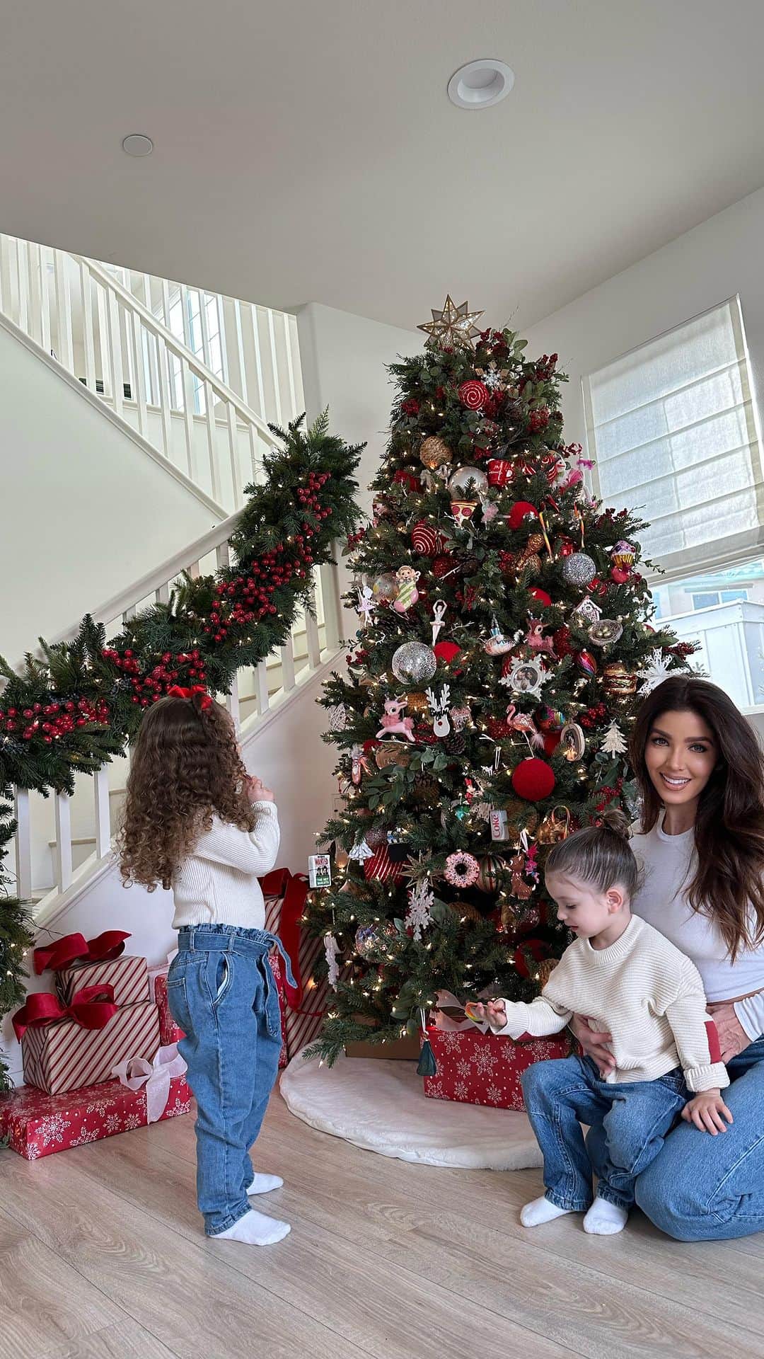 メリッサ・モリナロのインスタグラム：「Brought back my traditional tree this year! This always brings me back to my childhood. I love involving the kids, and creating these memories with them. @jeannaloveschristmas calls this a Treasure Tree and it really is! So many memories live on this tree! Thank you Jeanna for bringing so much Christmas cheer into our home! It's honestly my favorite tree yet! The beautiful garland she created around the staircase tied everything in so nicely😍Loved it! Nothing like Christmasing with @jeannaloveschristmas Details on everything we used!   Base Ornaments & Picks for Treasure Tree @sullivanshomedecor   Ribbon & Shatterproof ornaments @farrisilk   Base Garland @allseasonsartificial」