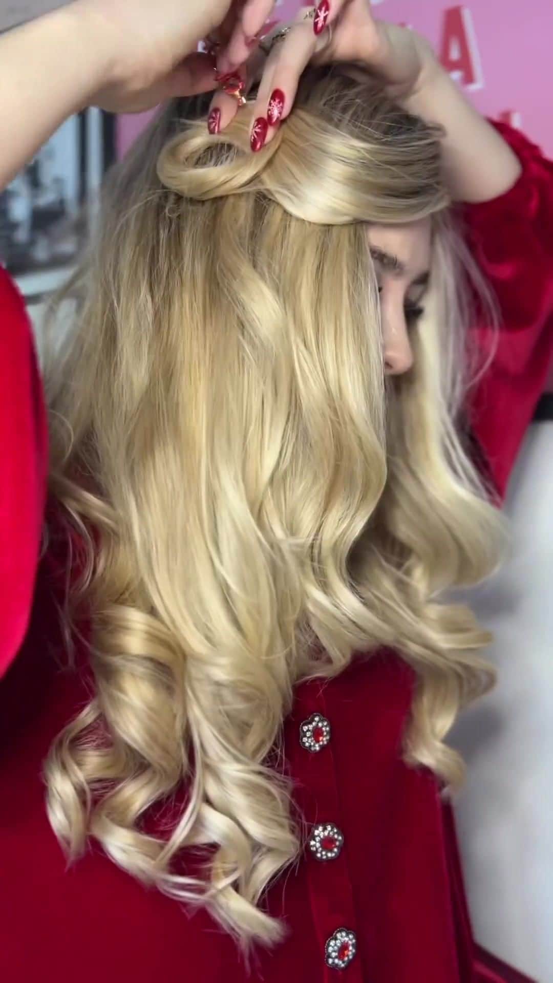 アクセサライズのインスタグラム：「Festive hair inspiration...this way! ✨🎄 @dulciebuttons styling our festive clips!  Tap to shop 🔗」