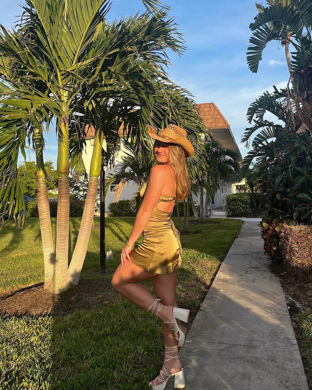 ハンナ・ミラーのインスタグラム：「Lives in WV for one semester, has to have a cowgirl hat」