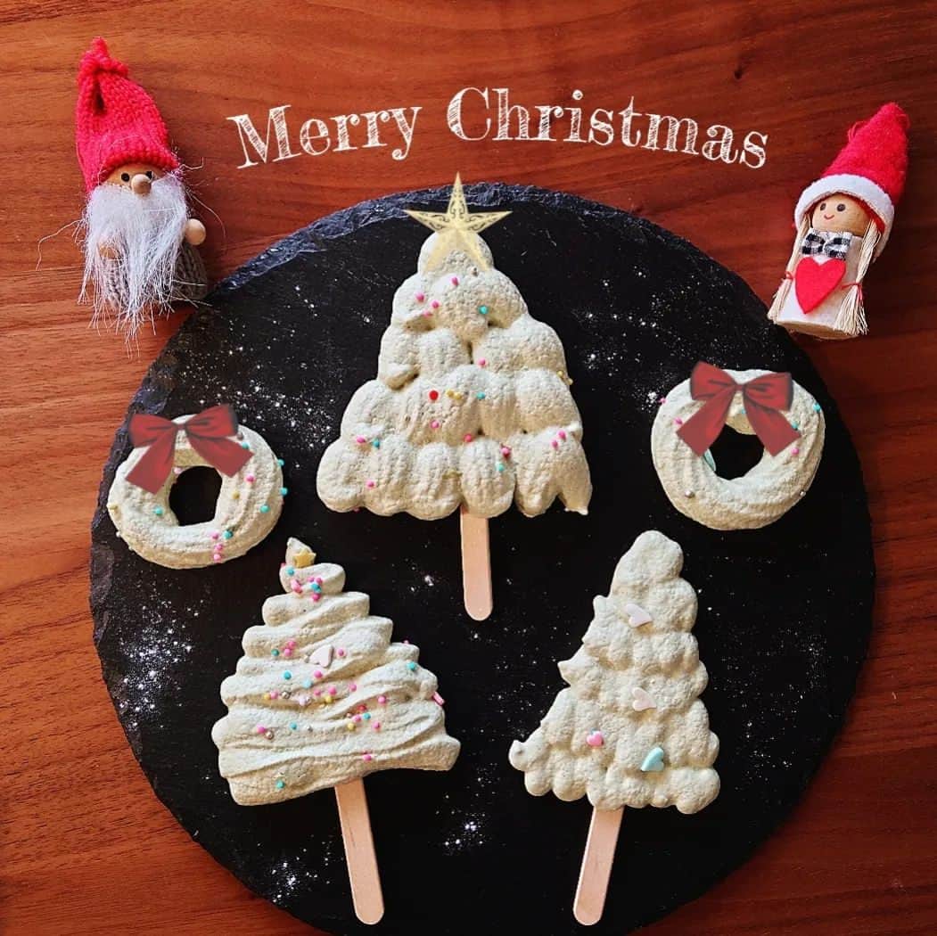 miyukiのインスタグラム：「. ✾クリスマスメレンゲクッキー✾ . . メリークリスマスイヴ〜٩(´,,>∀<,,)۶ 今季最強クリスマス寒波が来てるみたいですが 皆さんの地域は大丈夫ですか？ . . 我が家は寒いので お家で娘とお菓子作り♪ @tastemade_japan　さんの 【メレンゲでクリスマスツリー】を参考に 色付けはほうれん草パウダーで！ . . コーンスターチがないので入れなかったから ちょっとメレンゲが緩くなり 色がほんのりなので ハッキリした出来にはならなかったですが 棒付きで可愛くて 娘も私も喜んで食べました(˶ᵔᵕᵔ˶) . . いよいよ明日はクリスマス⍋*. 大切な人と素敵な時間をお過ごし下さい♡ . . . . . #メレンゲクッキー#ほうれん草パウダー#クリスマスおやつ#グルテンフリー#おやつ作り#おうちカフェ#料理記録#無添加#オーガニック#関西ママ#マカロニメイト#フーディーテーブル#デリスタグラム#delimia#lin_stagrammer#☕mskitcafe☕」