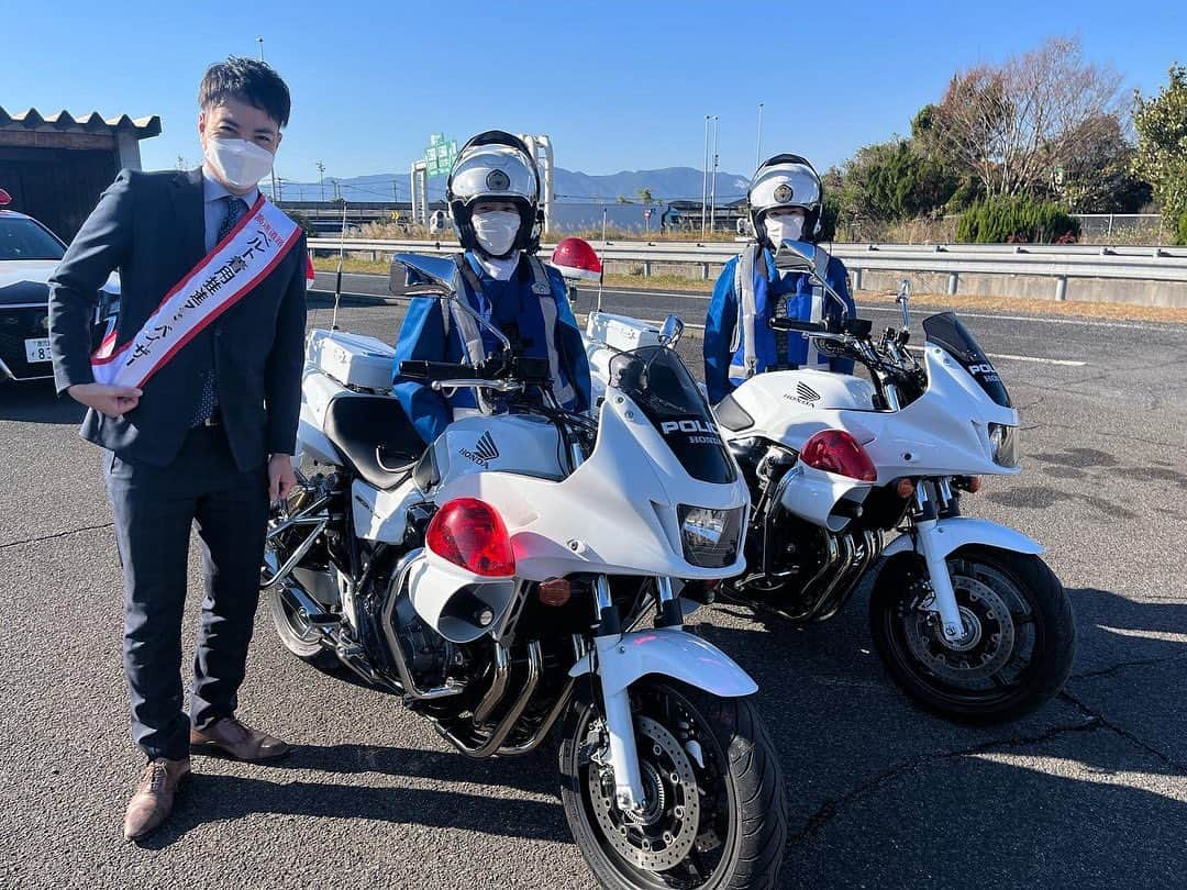 前原竜二のインスタグラム：「・ 先日 鹿児島県警から委嘱されている 高速道路 ベルト着用推進アドバイザーとして 「シートベルト着用推進隊出発式」に 参加してきました。 ・ ・ その後は九州自動車道桜島サービスエリアに行って ​ベルト着用を呼びかけました。 ・ ・ 年末年始は 高速道路を利用する機会も増えると思います。 ・ どうか全席ベルトを 着用をして 時間と心にゆとりをもって 安全運転でお願いします。 #ktstv #高速警察隊 #交通機動隊 #高速道路ベルト着用推進アドバイザー #前向き」