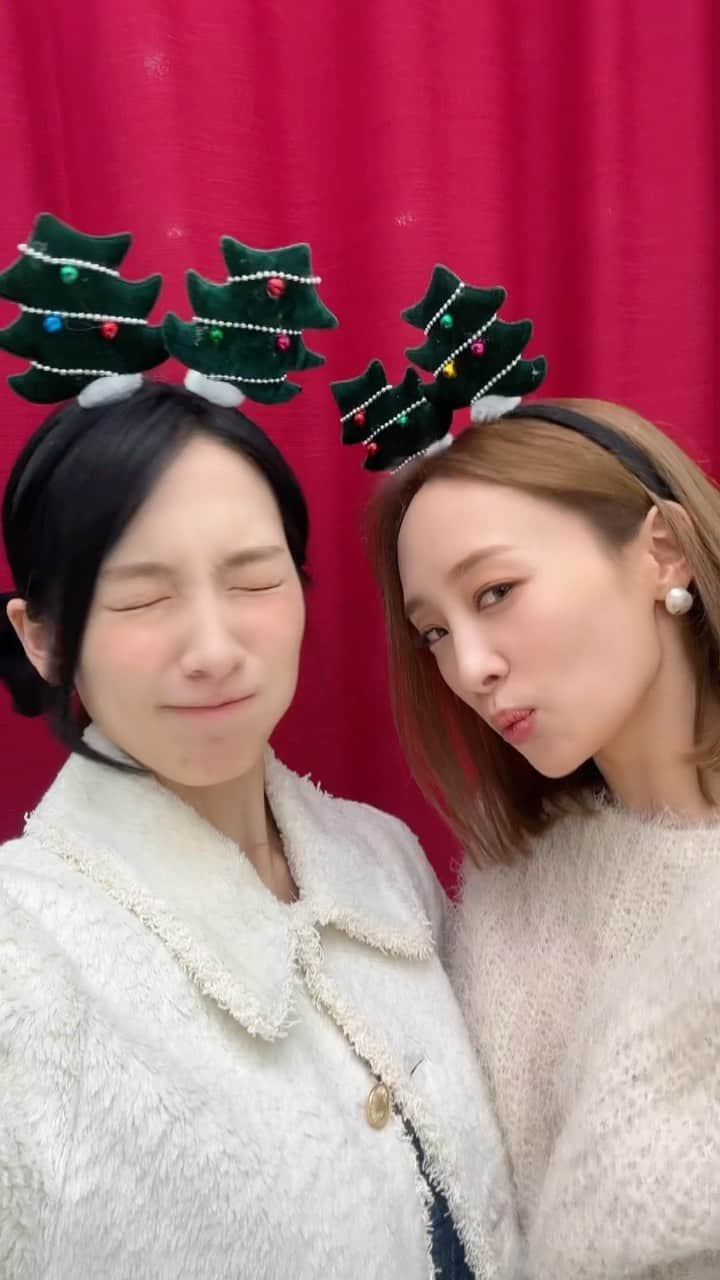 知英のインスタグラム：「Merry Christmas! FYI We didn’t drink any alcohol yet 🙄🙄🎄❤️ @nicole__jung 🙊🤷🏻‍♀️#잘논다」