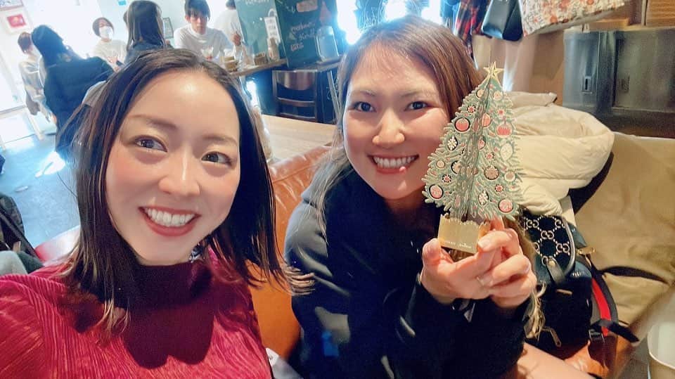 小林咲里奈のインスタグラム：「Merry Christmas 🎄  可愛いりかちゃんとランチ🍽できた🤍  りかちゃんから可愛いツリーまでもらっちゃって🎄  写真撮って、笑いまくった☺️ @ri_kako11 ありがと♥️」