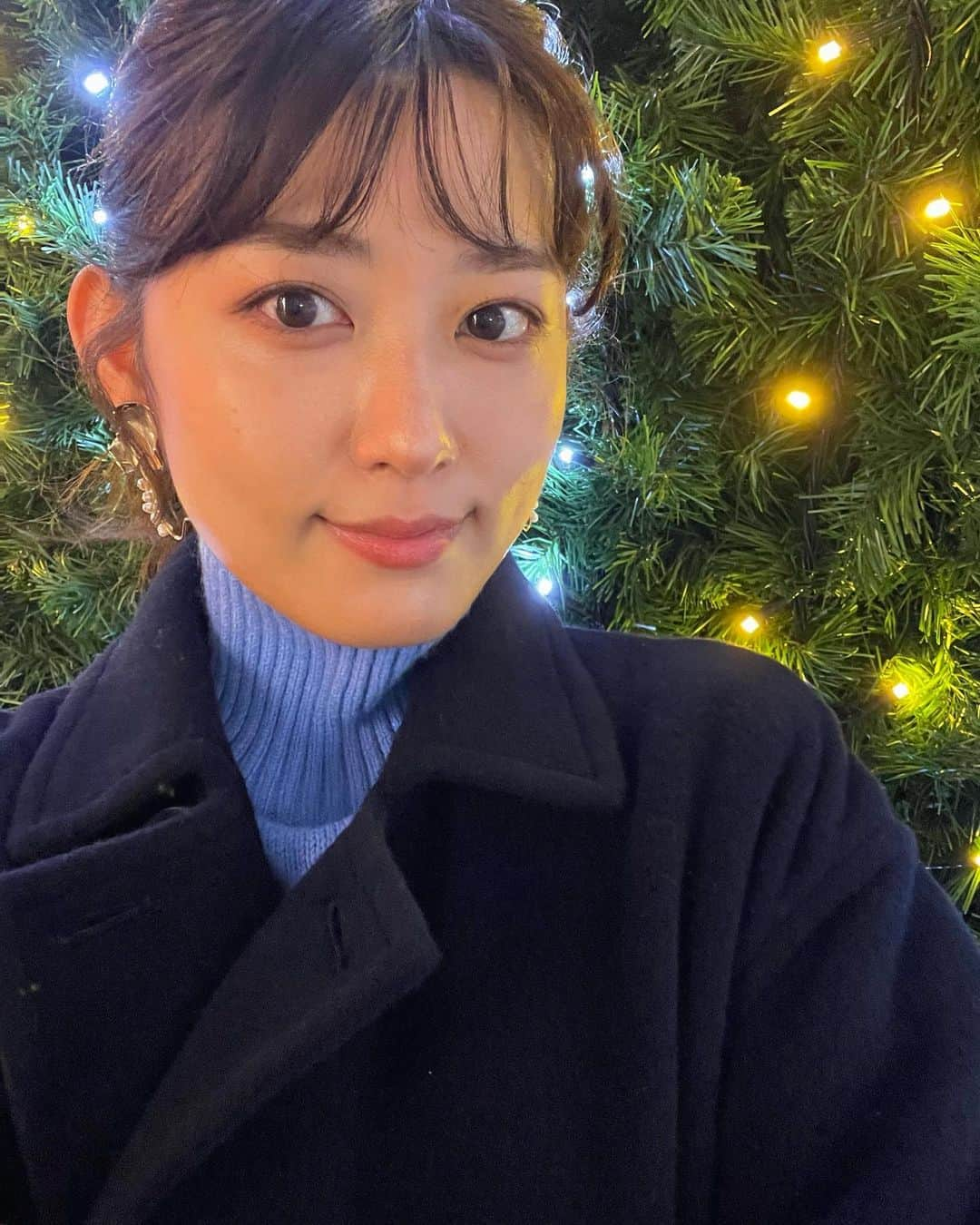 永瀬真悠のインスタグラム：「#丸の内ストリートピアノ 今年も演奏してきました🥰🎄 ⁡ 今夜21:00に YouTubeアップいたします☺︎ 何を演奏したかはお楽しみに…！ ⁡ みなさま素敵なクリスマスを お過ごしくださいませ✨ ⁡ #merrychristmaseve #ストリートピアノ」