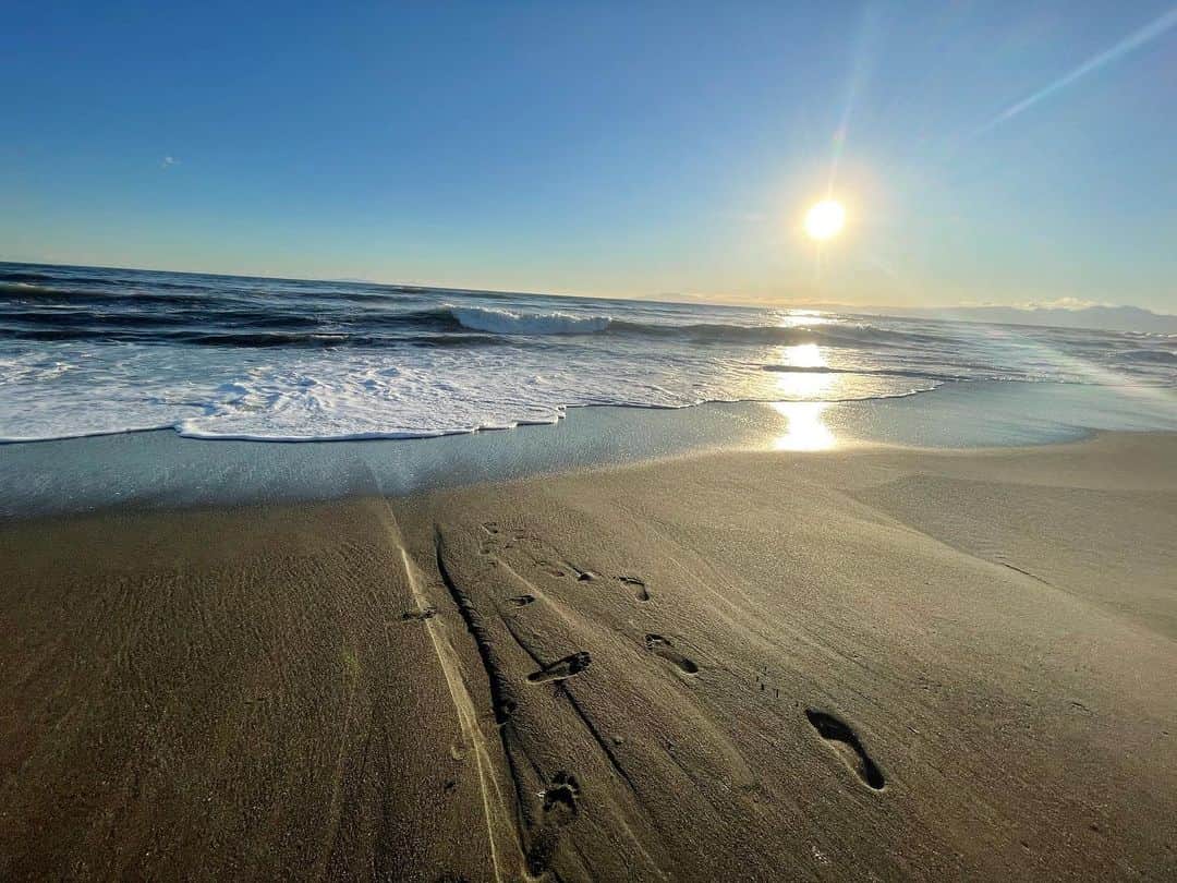 寺本莉緒さんのインスタグラム写真 - (寺本莉緒Instagram)「海活ラストかなぁ  2022年ありがとうございましたーっていつも勇気をもらっている場所へ。  こんなに寒くてもなんか元気もらっちゃって裸足で走り回っちゃった。☺️」12月24日 17時30分 - lespros_rio