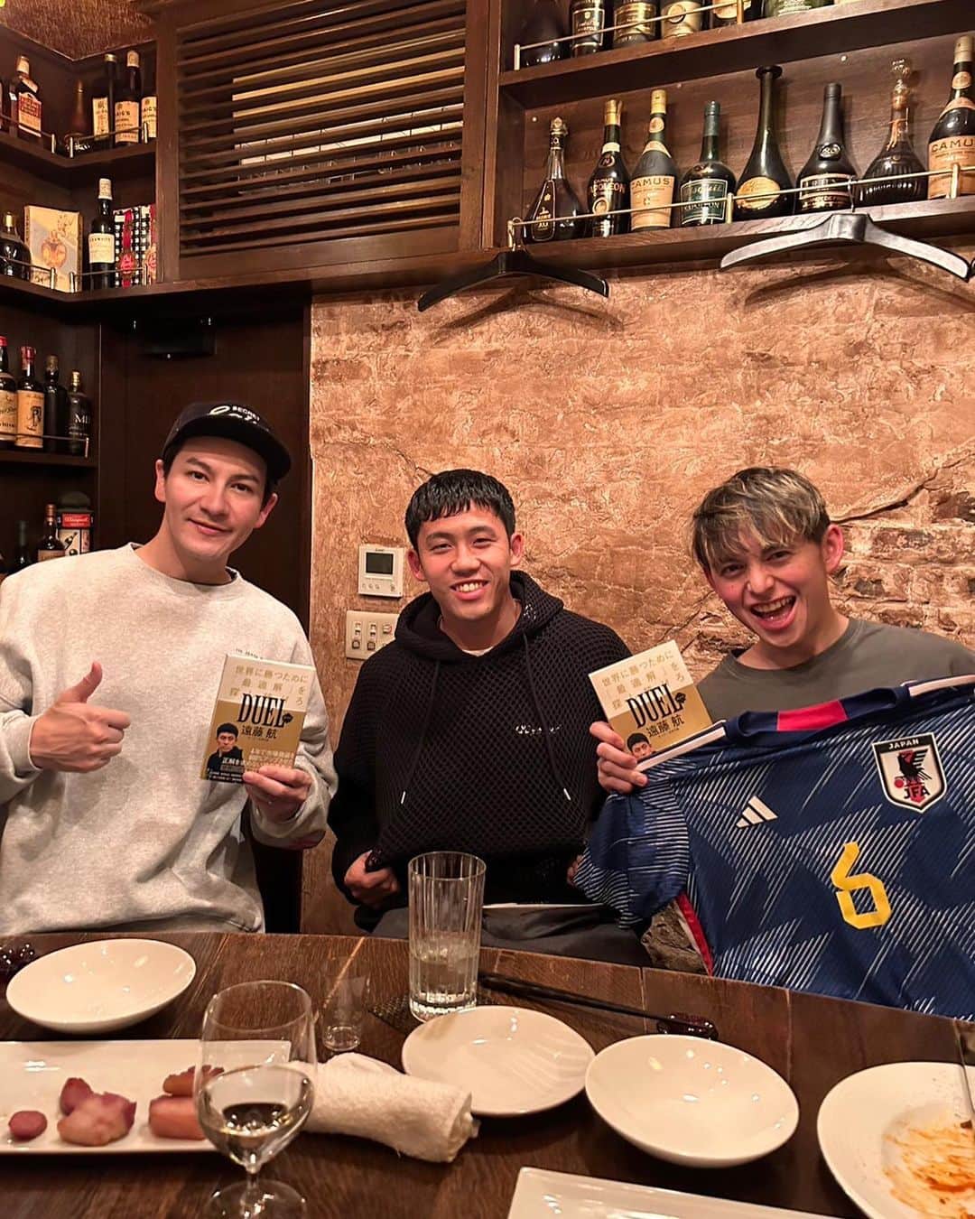 遠藤航のインスタグラム：「.. . 先日ハリーさん、JOYさんとご飯に行ってきました(^^)  僕が帰国した時の恒例となりつつあるこの会は今回もサッカーの話を中心に盛り上がりました！  そしてお2人からW杯お疲れ様との事でパーカーをいただき、僕はお礼にDUEL本をプレゼント。  これで2人もDUEL強くなること間違いなしです！！笑  また会えるのが楽しみ。  #DUEL #duel #本 #プレゼント  #サッカー #w杯 #ディナー #恒例  #ハリー杉山 #JOY #遠藤航」