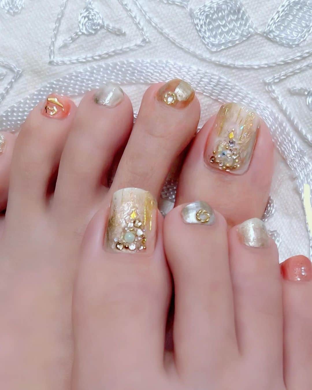 HIMIKOのインスタグラム：「足から失礼します🦶  クリスマスなのでクリスマスツリーを親指にあしらったのです！ 3時間の大作のはずがあんまり目立たない、けど 控えめな感じがいいよね！ 私しか見る人いてないですが、私が良ければすべてヨシ！  今年は皆様どんな一年だったでしょうか？  来年も素敵な一年になりますように🍀*゜  感謝、般若、   #フットネイル冬  #クリスマスネイル  #マニキュア派」