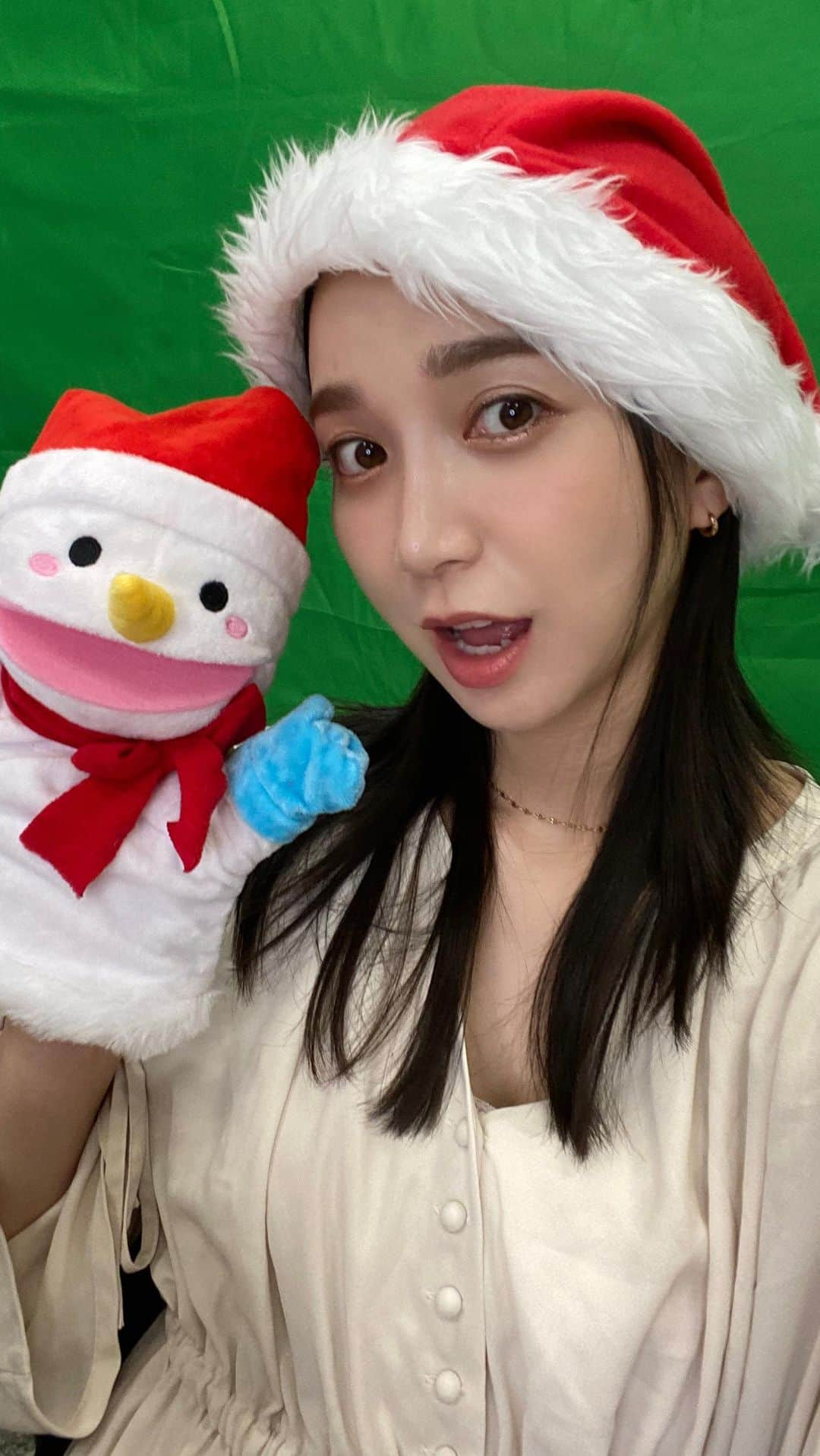 芹那のインスタグラム：「今日の芹那だよぉは  以前にストーリーでクリスマス🎅🏻🎄💫の思い出、みなさまから募集したものを読みながらお話ししているよう🥳💓ケンタッキー🍗🥤を食べながら🤍 MVPも決めたので、お答えしてくださった方は是非チェックしてみてください😚インスタコメントでもクリスマスの思い出お待ちしているね🥰  クリスマスの予定がない方も 19:00頃動画が アップされてると思うので せりんこYouTubeで クリスマス気分味わってね🤩🍾🍗🍖  あとねあとね、今日はね配信やりたいのだけれど、 ❄️☃️の影響で まだ何時に帰宅できるかわからず💦 ギリギリまで 時間が決められずにいるよお😬🫠🫣 遅くなっちゃうかもしれないけれど 配信できるといいなぁ🫶🏻💓 だって今日は クリスマスイブだもんねっ❣️🥰 一緒にパーティーしたいよねっ💫💫💫 クリスマスプレゼント企画もやりたいの☺️🙌🏻 どんなものが欲しいかなぁ🎁❔❔  Funpalの私のページで 時間告知するので ダウンロードまだの方はよろしくお願いします❣️❣️ 22:30くらいになっちゃうかなぁ〜  一足お先に せりんこサンタが ひたすらケンタッキーをもぐもぐしている姿を 載せておくね😆😆😆 今日もケンタッキー 食べられるかなぁ〜 売り切れちゃってないかなぁ〜  #クリぼっち #クリスマスプレゼント #クリスマス #クリスマスパーティー #クリスマス会 #イブ #ホワイトクリスマス #サンタコス #サンタクロース #ケンタッキー #フライドチキン」