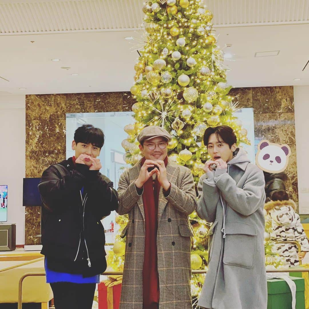 パク・ヘジンさんのインスタグラム写真 - (パク・ヘジンInstagram)「[Cruffin💌]  미리 크리스마스～🎄 크러핀과 MC 딩동이 찾아가는  크리스마스 이벤트✨  여러분께 오늘도 좋은 공연으로  보답해드릴게요🎶  🔔🥐🥧  “다시 온 세상을 내게 줘요~ Happy Christmas🎄“  #mc딩동 #크러핀 #나의크리스마스 #cruffin #김태형 #지하용 #태형 #하용 #마운틴무브먼트 #mountainmovement」12月24日 17時48分 - mountain_movement