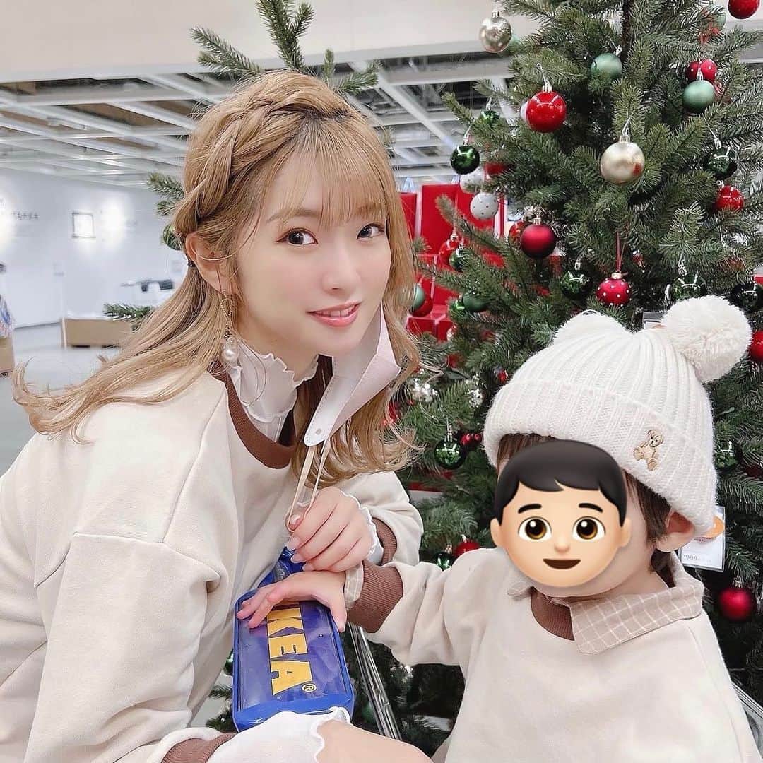 のインスタグラム：「． Merry Christmas Eve🎄✨ * クリスマスっぽい写真を🤳🏻♡ 息子とお揃いのパーカーを着た日👦🏻👩🏽 * 今日は、義実家でクリスマスパーティーです♩ 息子にサンタさんがきますように〜🎅🏻💕 * 皆さんも素敵なクリスマスをお過ごし下さいˊ˗ * #男の子ママ #ママファッション #子供の成長 #リンクコーデ #クリスマス #クリスマスイヴ #親子コーデ #2歳男の子 #2歳男の子ママ #christmaseve #xma#休日の過ごし方 #休日コーデ #男の子育児 #息子の成長 #伊藤りか #snsクリエイター」