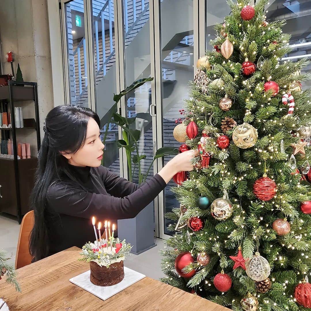 ホン・ジニョンのインスタグラム：「샵에서 클쑤마쑤 느낌내보기^^ 모두들 행복한 크리스마스 보내세요~♡ #쏠로들이리이리붙어라 #심심하니까 #크리스마스로 #5행시 #함가볼까여 #선물드릴께요🎁 #홍샷세트 #열분 #추첨해서보내드릴께용 #크리스마스갑툭튀이벤트」