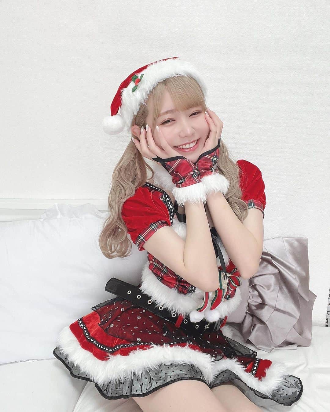のインスタグラム：「☃︎ℳ𝑒𝓇𝓇𝓎 𝒞𝒽𝓇𝒾𝓈𝓉𝓂𝒶𝓈☃︎ ・ ・ ・ ・ ・ #圧倒的天使  #サンタ」