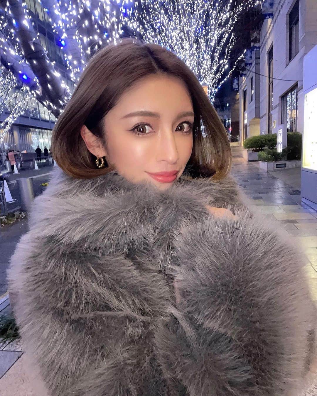 MIWAのインスタグラム：「🎄𝐌𝐞𝐫𝐫𝐲 𝐂𝐡𝐫𝐢𝐬𝐭𝐦𝐚𝐬 🎅🏼⋆꙳ㅤㅤㅤㅤㅤㅤㅤㅤㅤㅤㅤㅤㅤ ㅤㅤㅤㅤㅤㅤㅤㅤㅤㅤㅤㅤㅤ ㅤㅤㅤㅤㅤㅤㅤㅤㅤㅤㅤㅤㅤ 私はけやき坂のイルミみて 後輩ちゃんとワンちゃん達と クリスマス気分味わった🎄⌖˚ ㅤㅤㅤㅤㅤㅤㅤㅤㅤㅤㅤㅤㅤ みんな素敵なクリスマスを❄️.·˖* ㅤㅤㅤㅤㅤㅤㅤㅤㅤㅤㅤㅤㅤ ㅤㅤㅤㅤㅤㅤㅤㅤㅤㅤㅤㅤㅤ #けやき坂イルミネーション  #けやき坂#イルミネーション #ファーコート#クリスマス #メリクリ#Christmas#🎄」