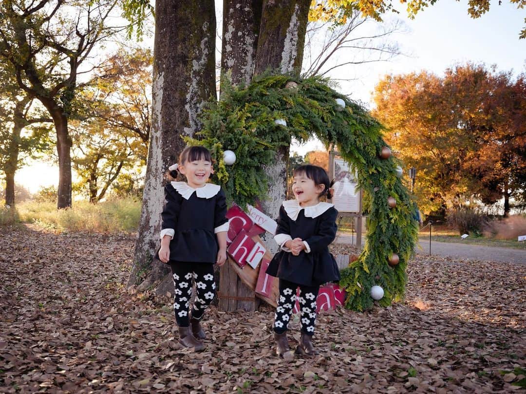 加藤千暁のインスタグラム：「Merry Xmas🎄 年賀状の写真撮りにいったときに たまたまあったリースの前でかわいいかわいい2人が撮れた🥹 前向いて笑ってるのも 見合わせて笑ってるのも かわいーなー #merrychristmas#sisters #ホワイトクリスマス」