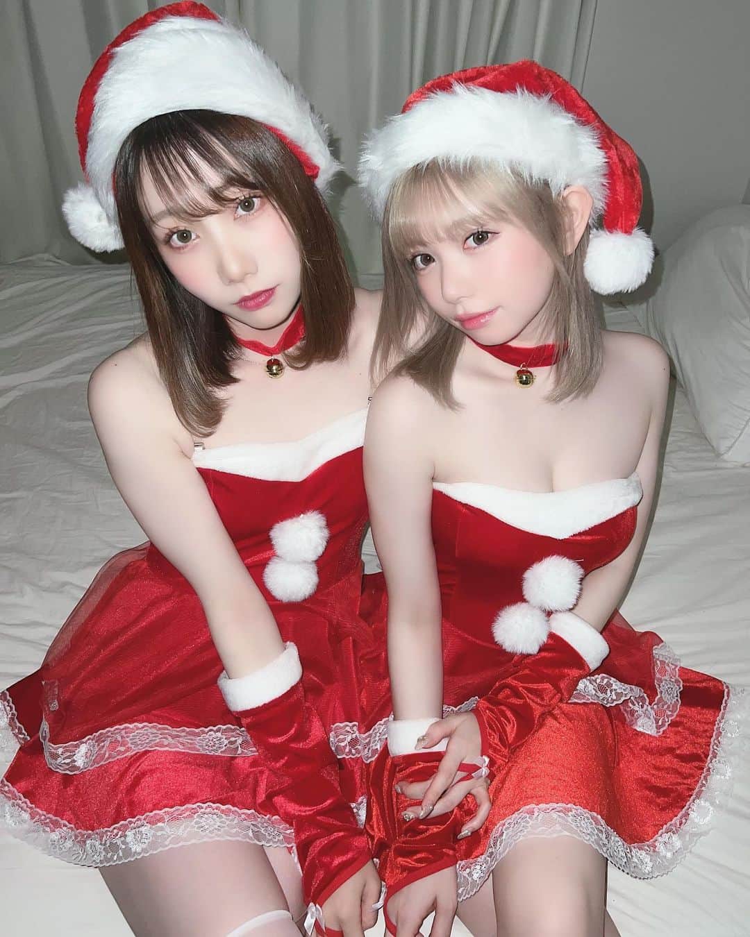 若林萌々のインスタグラム：「メリークリスマスイブ🎄❤️ 双子でサンタさんだよーっ  #双子#二卵性双生児 #サンタコス #クリスマス」