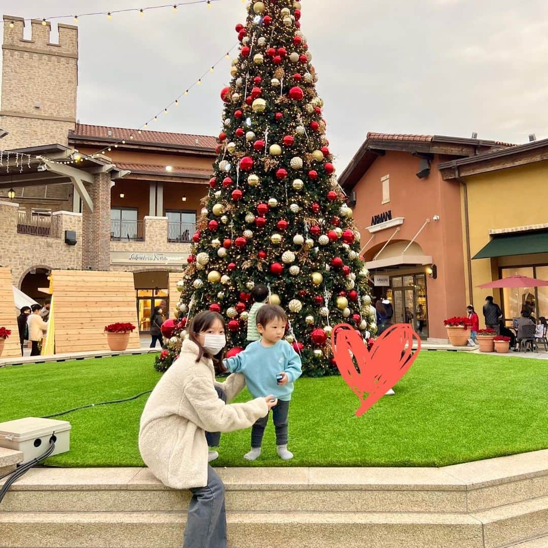 ジェウンのインスタグラム：「🎄 이모삼촌 친구들 모두모두 메리크리스마스❤️💚❤️💚 가족들과 연인과 함께 따뜻하고 행복한 성탄절&연말 보내세요🎅🏻💕  #잰 #재은#로윤##10살차이남매#소띠아기#18개월아기 #메리크리스마스#happyholiday#メリークリスマス」