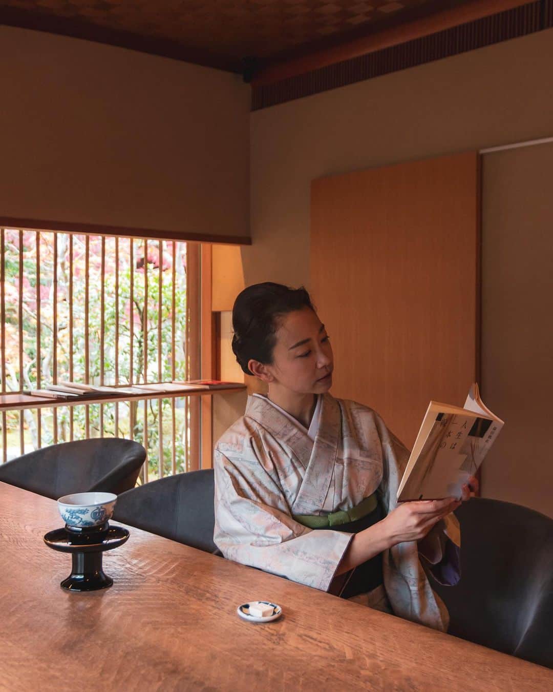 松尾翠さんのインスタグラム写真 - (松尾翠Instagram)「SENSE OF WONDER 「本と旅する京都」  本と一緒に大人の京都旅。 久しぶりに更新しました📚  今回は、源鳳院さんの魅力をたっぷりとお届けします✨  源鳳院さんは 宿泊もできる、本当に美しく素敵な場所です @genhouin.kyoto  山科さん、女将の由紀子さん、親友ハルナと 心の素敵な方揃いなのもまた素晴らしくて…。 いつも、ほっこり。  https://note.com/senseof_wonder/n/n2116610cd887  ストーリーやプロフィールリンクより 見ていただけたら嬉しいです🙏😆  一緒に京都や着物や伝統文化を盛り上げたい✨とお考えくださる方がいらっしゃったら…💡 ぜひぜひお声がけください👘😍  来年はまた、色々とクリエイトして遊びたいな！😆📚👘 @senseofwonder_kyoto   カメラマンは 京都に引っ越してきちゃう📸✨ @ryoclx   師走… おつかれさまです🥴  #本と旅する京都 #senseofwonderkyoto  #源鳳院 #大人の京都 #和服 #着物 #京都紅葉 #美しい着物 #紬 #秋の着物 #白大島#京都さんぽ #kyototrip #kimono #本が好き #着物ヘア #着物コーディネート#松尾翠」12月24日 18時22分 - midori.matsuo_official