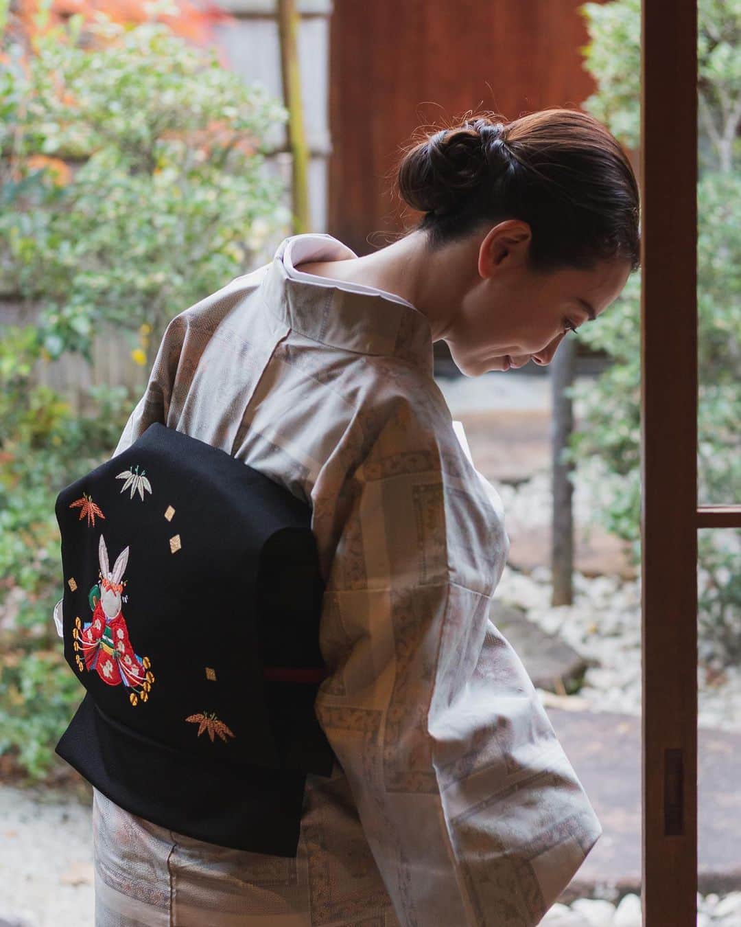 松尾翠さんのインスタグラム写真 - (松尾翠Instagram)「SENSE OF WONDER 「本と旅する京都」  本と一緒に大人の京都旅。 久しぶりに更新しました📚  今回は、源鳳院さんの魅力をたっぷりとお届けします✨  源鳳院さんは 宿泊もできる、本当に美しく素敵な場所です @genhouin.kyoto  山科さん、女将の由紀子さん、親友ハルナと 心の素敵な方揃いなのもまた素晴らしくて…。 いつも、ほっこり。  https://note.com/senseof_wonder/n/n2116610cd887  ストーリーやプロフィールリンクより 見ていただけたら嬉しいです🙏😆  一緒に京都や着物や伝統文化を盛り上げたい✨とお考えくださる方がいらっしゃったら…💡 ぜひぜひお声がけください👘😍  来年はまた、色々とクリエイトして遊びたいな！😆📚👘 @senseofwonder_kyoto   カメラマンは 京都に引っ越してきちゃう📸✨ @ryoclx   師走… おつかれさまです🥴  #本と旅する京都 #senseofwonderkyoto  #源鳳院 #大人の京都 #和服 #着物 #京都紅葉 #美しい着物 #紬 #秋の着物 #白大島#京都さんぽ #kyototrip #kimono #本が好き #着物ヘア #着物コーディネート#松尾翠」12月24日 18時22分 - midori.matsuo_official