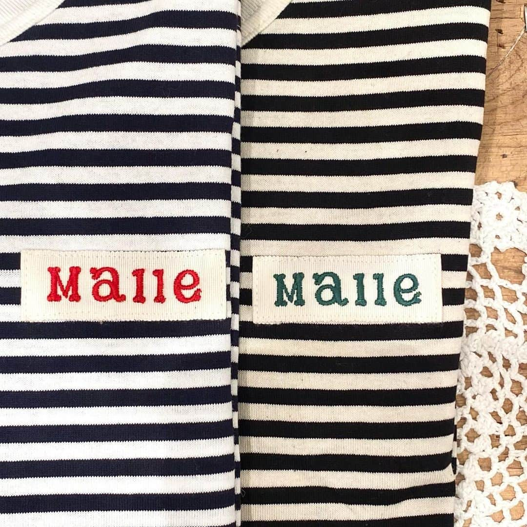 chambre de charmeさんのインスタグラム写真 - (chambre de charmeInstagram)「⁡ ⁡ Malle刺繍入りテープTシャツ ⁡ ⁡ アンティークのイニシャルテープの雰囲気を 参考にしたMalleのロゴテープがポイントに。 ⁡ 特別感があってかわいいですよね 𓈒𓏸 ボーダーを沢山お持ちの方にも ぜひ手に取っていただけたらうれしいです☺️ ⁡ 冬はベストやカーディガンなどを合わせて、 春は1枚で...ロングシーズンお使いいただけます。 ⁡ ⁡ ⁡ Malle ボーダー Malleテープ長袖Tシャツ 品番:4801CT009222 ¥8,690(tax in) ネイビー/クロ ⁡ ⁡ #mallechambredecharme  #chambredecharme  #ambidex #マルシャンブルドゥシャーム  #シャンブルドゥシャーム  #アンビデックス #ボーダー #Tシャツ」12月24日 18時28分 - malle_cdc_official