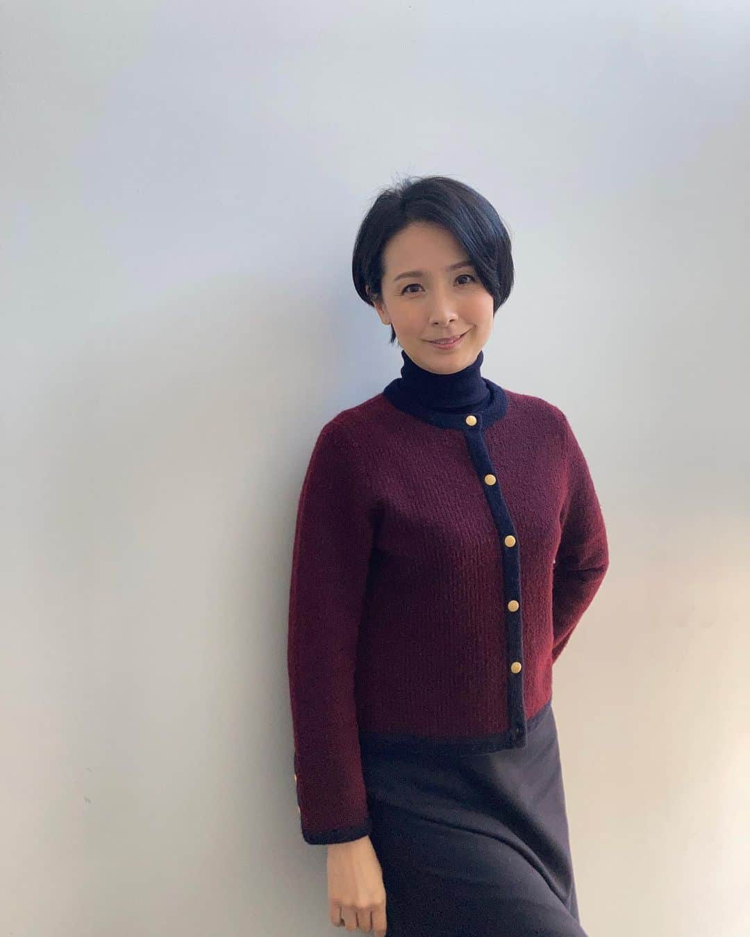 のインスタグラム：「ANNニュース#着用衣装   1〜3枚目 12/20 午後ニュース  4〜6枚目 12/21 午後ニュース  #テレビ朝日 #アナウンサー #アナウンサー衣装 #ootd  #40代コーデ #40代ファッション #50代ファッション #大人コーデ #大人ファッション  #野村真季」