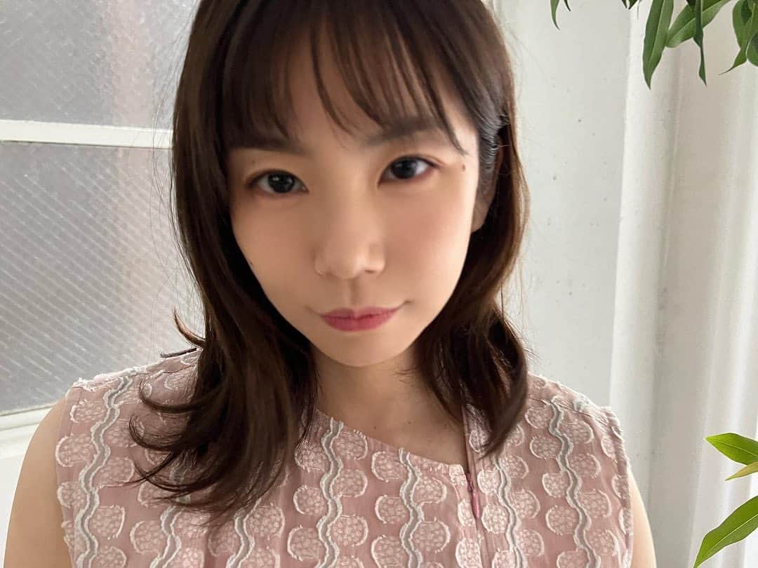 野村麻純さんのインスタグラム写真 - (野村麻純Instagram)「⁡ ⁡ 🪞🎀 ⁡ 木と肩を組むという力強い構図💪🌴🎄 ⁡」12月24日 18時34分 - masumi_nomura.official