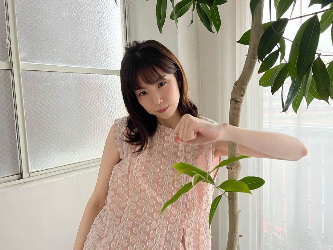 野村麻純さんのインスタグラム写真 - (野村麻純Instagram)「⁡ ⁡ 🪞🎀 ⁡ 木と肩を組むという力強い構図💪🌴🎄 ⁡」12月24日 18時34分 - masumi_nomura.official