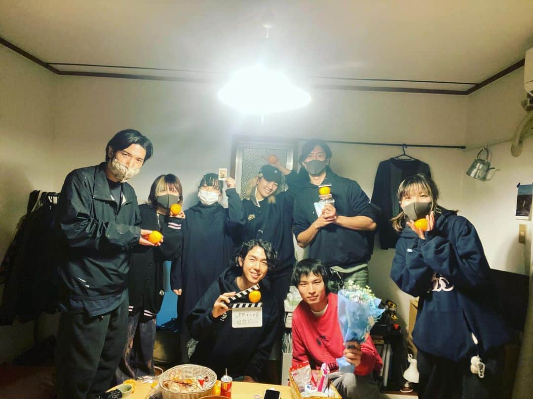 小林優斗のインスタグラム：「黒装束に囲まれた赤い服。 「青なじむ部屋」予告編 https://youtu.be/y5zUq1LqaI0」