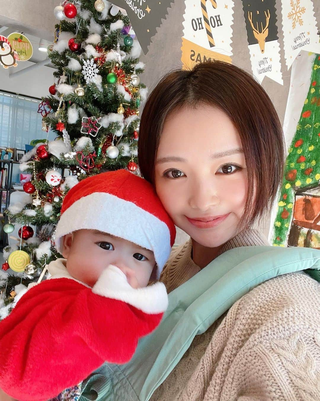 ゆうかのインスタグラム：「メリークリスマス🎅🎁🎀 子供3人＋私でクリスマスパーティーに行ってきた💕 . プレゼント交換や、 サンタさんからもプレゼント もらったよ💗 . 母達は様子見つつtea time☕️💕 楽しかった🥺❤️ . . #0y7m #6歳女の子 #年長さん  #0歳児 #0歳児ママ #令和4年ベビー #男の子ベビー #男の子ママ #男の子コーデ #女の子ママ #10歳男子  #ちびサンタ #サンタコス #サンタクロース #サンタさん  #クリスマスパーティー #クリスマスプレゼント  #クリスマスコーデ  #メリークリスマス  #赤ちゃんのいる生活  #赤ちゃんのいる暮らし  #赤ちゃんコーデ  #クリスマスネイル  #10歳差兄弟 #小学生男子  #幼稚園ママ #スクールママ  #小学生ママ」