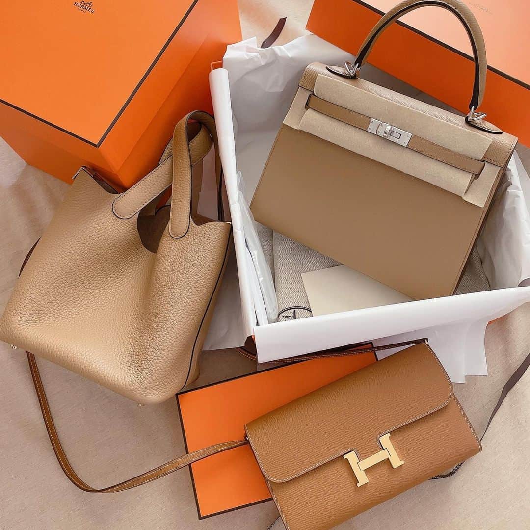 のインスタグラム：「私にもちょっと早めにサンタきた🎅🎄🎁  chaiヅイテル🫖  #HERMES#ケリー#ケリー25#kellybag#kelly25#hermès#エルメスチャイ#エルメスゴールド#ピコタンチャイ#ケリーチャイ#hermeschai#ピコタンロックpm#🍊」